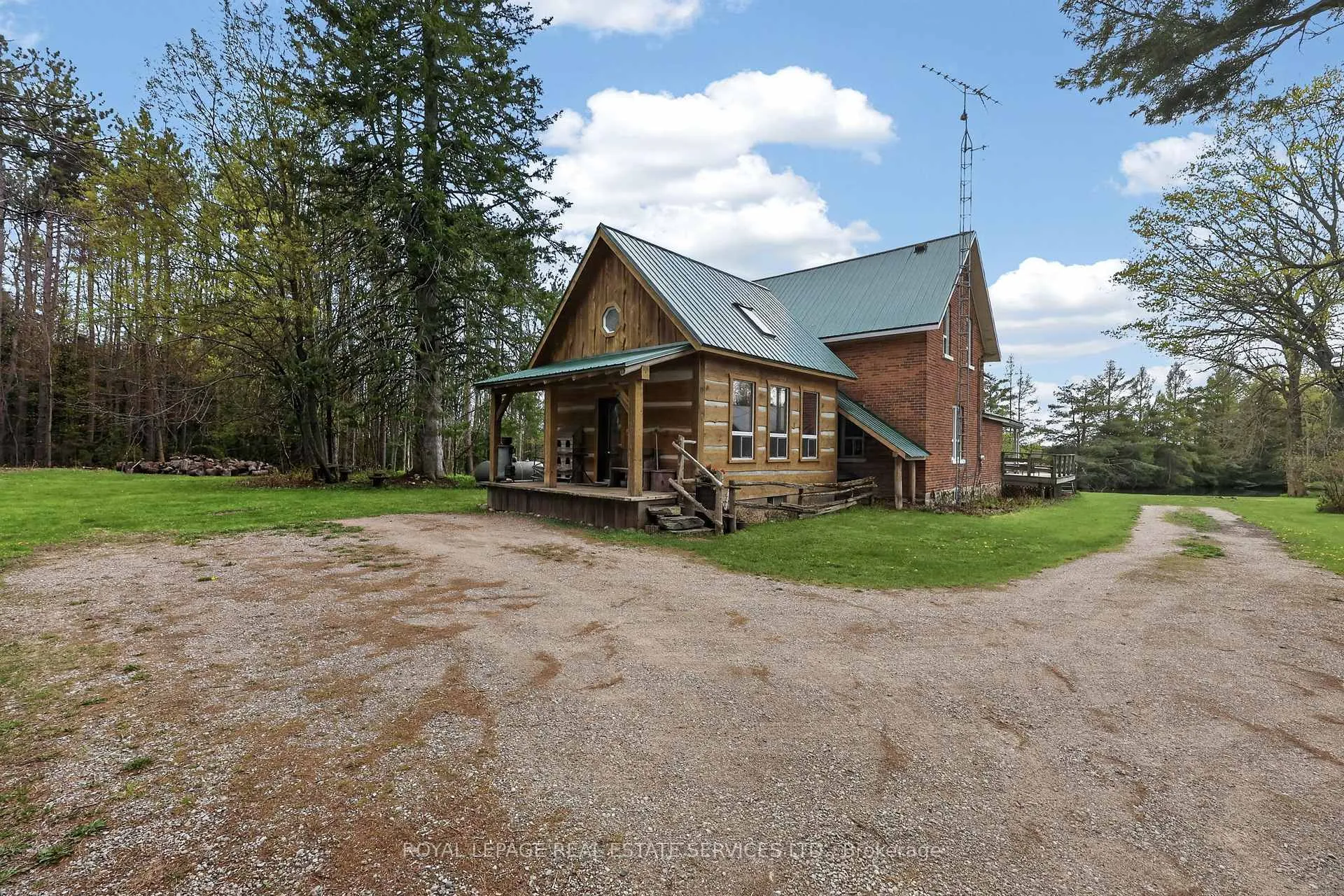 Photo 3 of 1351 Flos Rd 11 E, Springwater, Rural Springwater — HOMEH