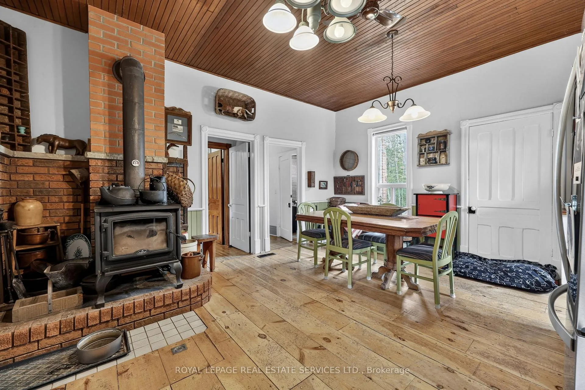 Photo 12 of 1351 Flos Rd 11 E, Springwater, Rural Springwater — HOMEH