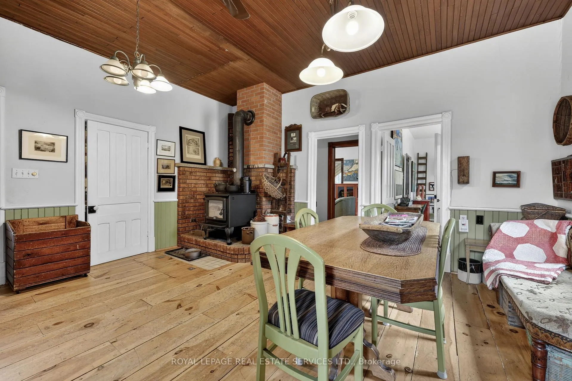 Photo 13 of 1351 Flos Rd 11 E, Springwater, Rural Springwater — HOMEH