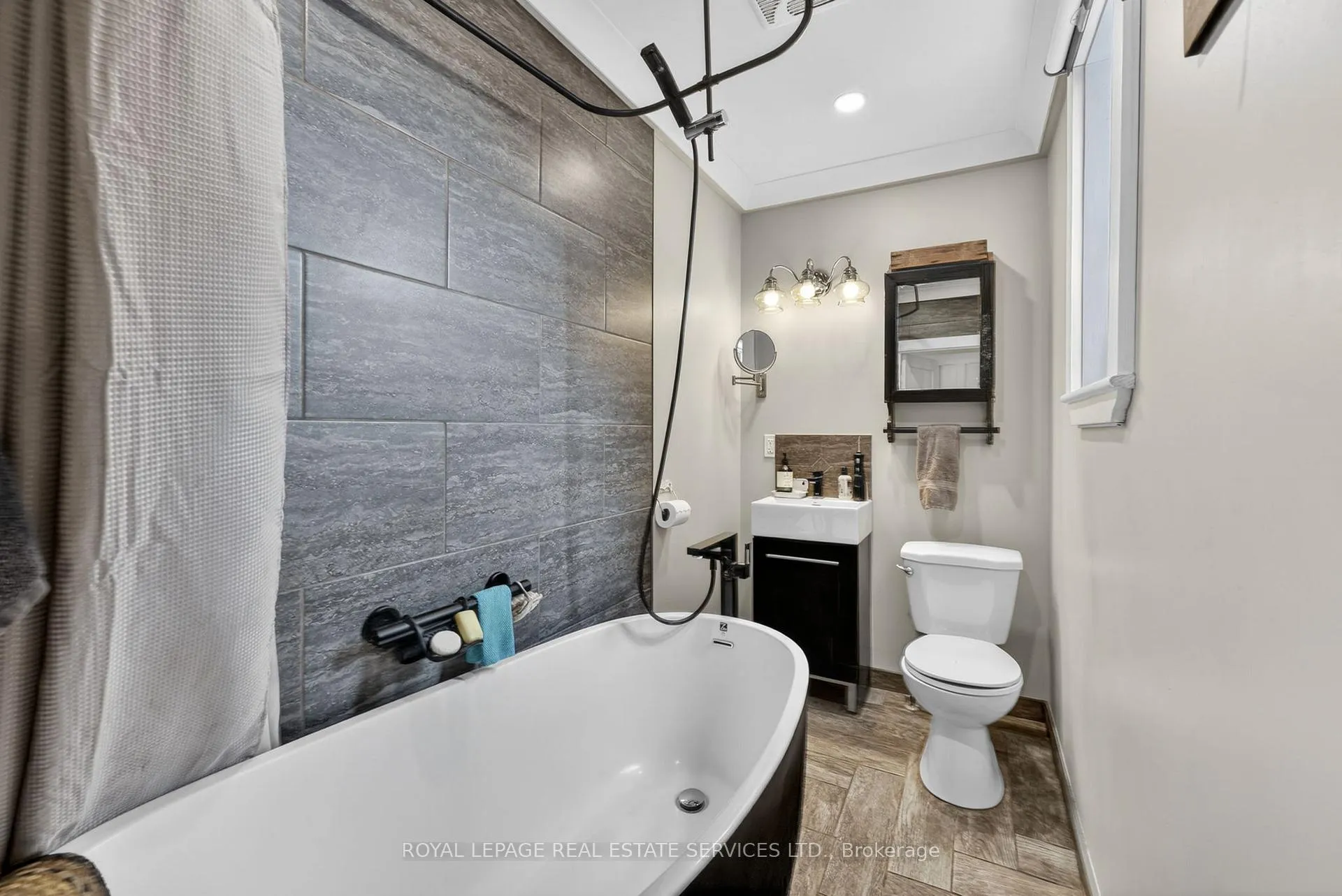 Photo 18 of 1351 Flos Rd 11 E, Springwater, Rural Springwater — HOMEH
