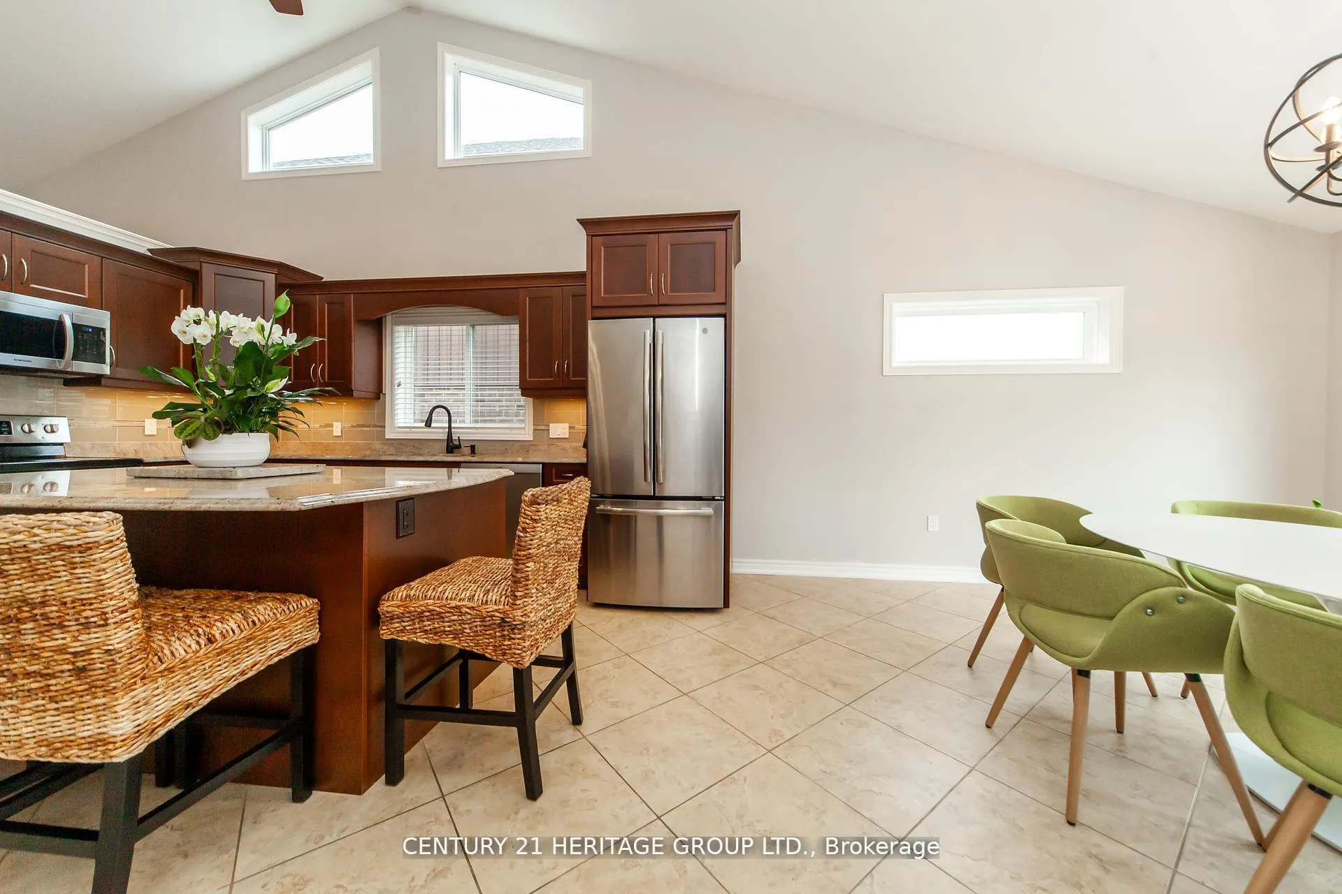 Photo 13 of 5826 Fiddlehead Lane, Niagara Falls, Forestview — HOMEH
