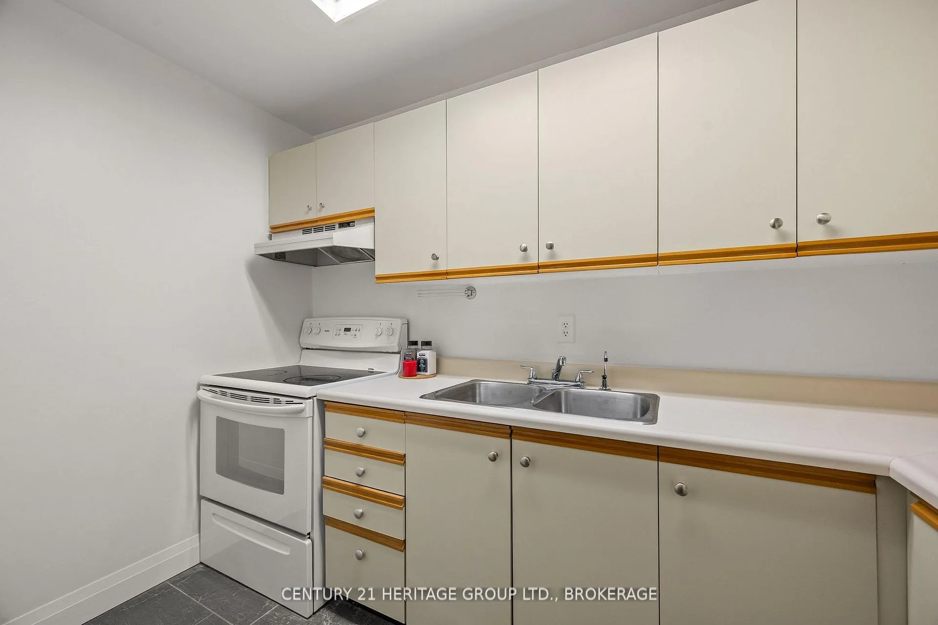 Photo 18 of Unit 202, 561 Armstrong Road, Kingston, East Gardiners Rd — HOMEH