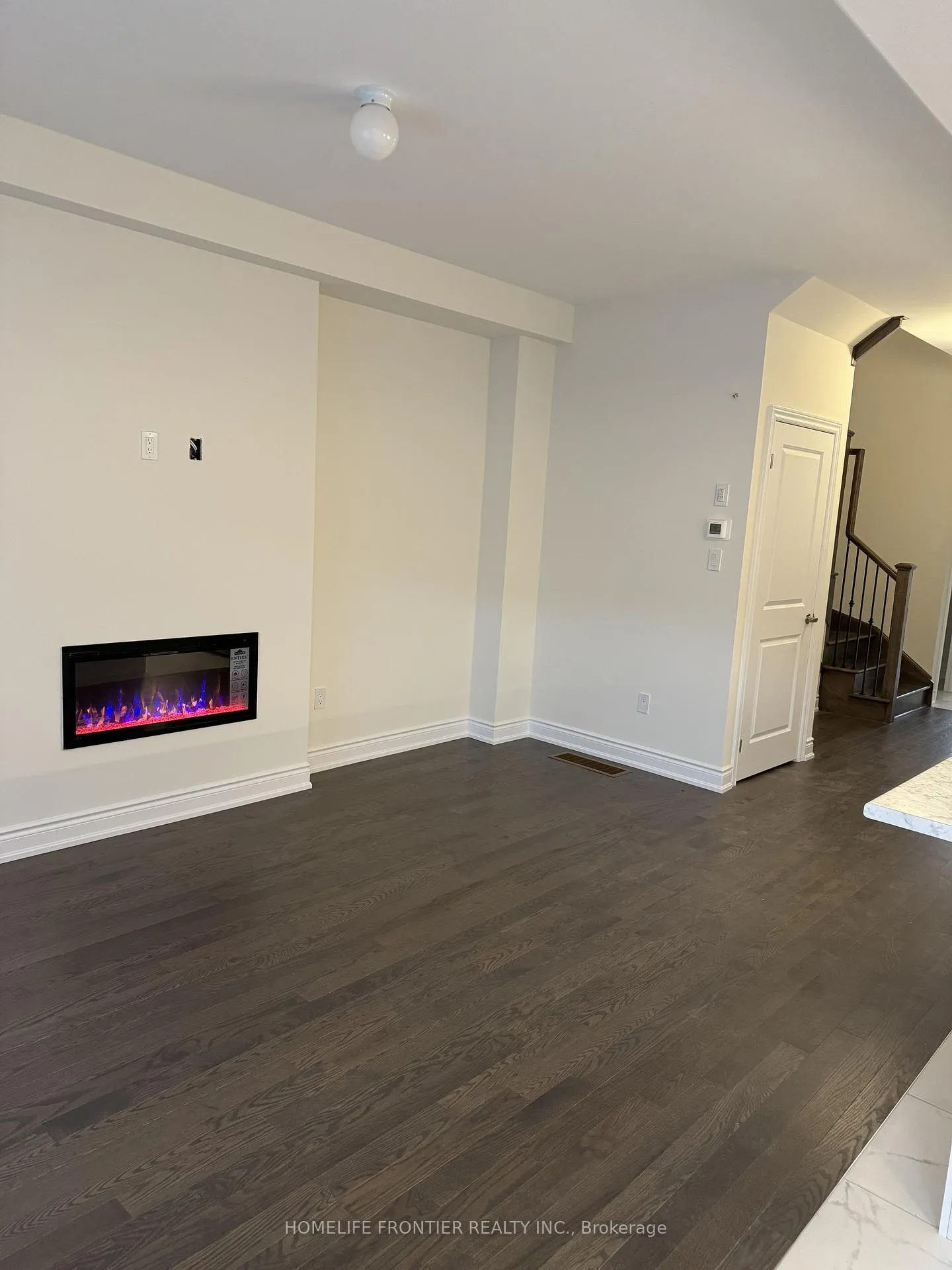 Photo 3 of 10 Durham Avenue, Barrie, Innis-Shore — HOMEH