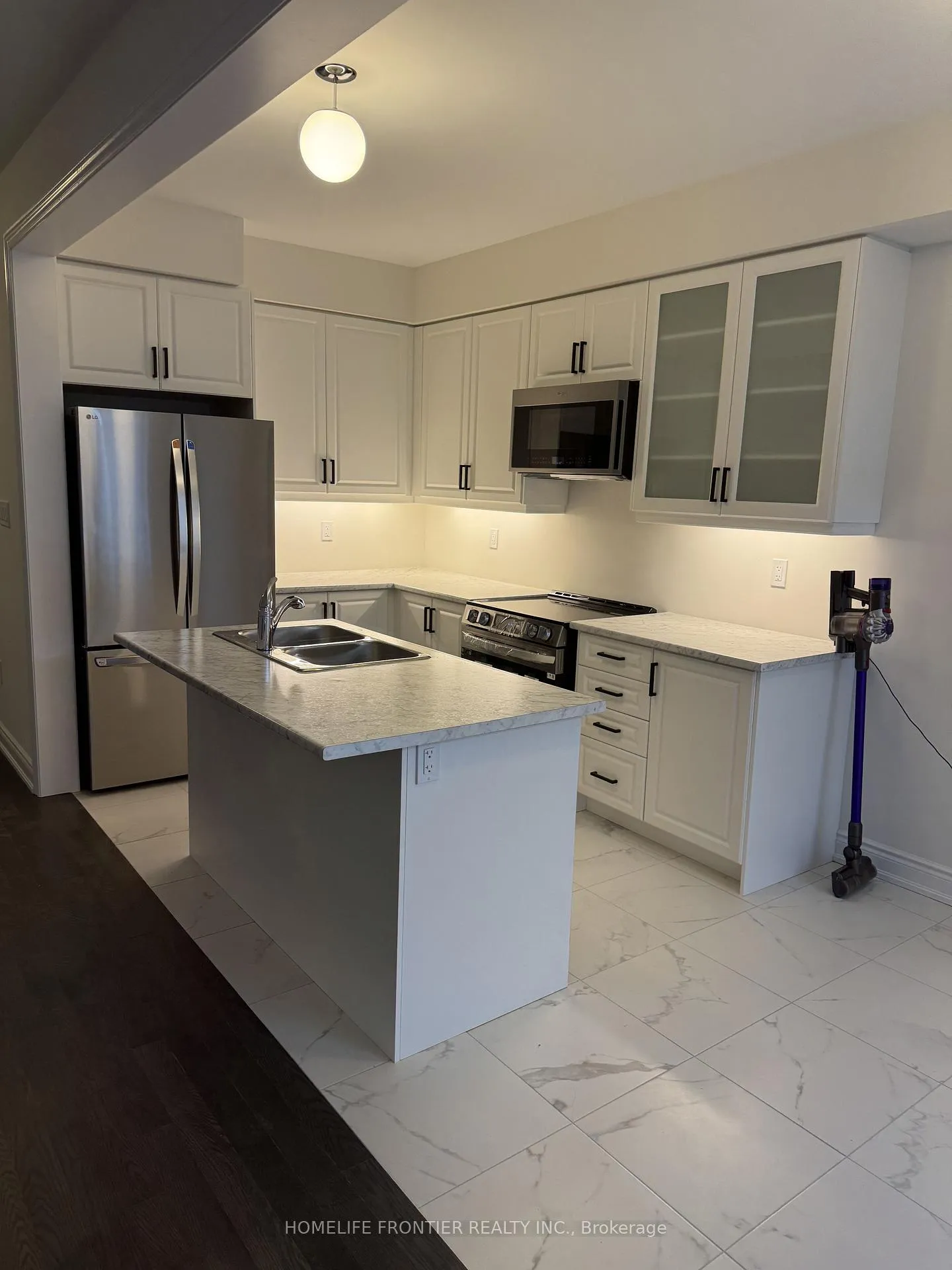 Photo 4 of 10 Durham Avenue, Barrie, Innis-Shore — HOMEH
