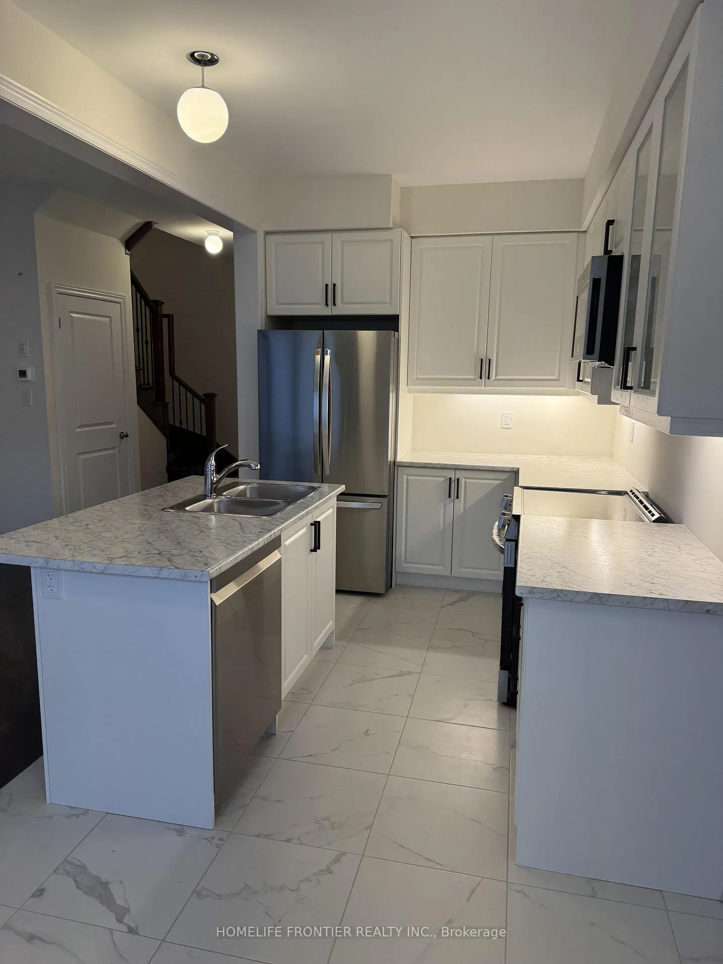 Photo 5 of 10 Durham Avenue, Barrie, Innis-Shore — HOMEH