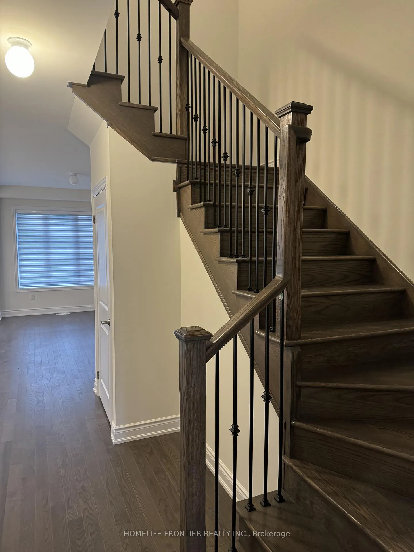 Photo 6 of 10 Durham Avenue, Barrie, Innis-Shore — HOMEH