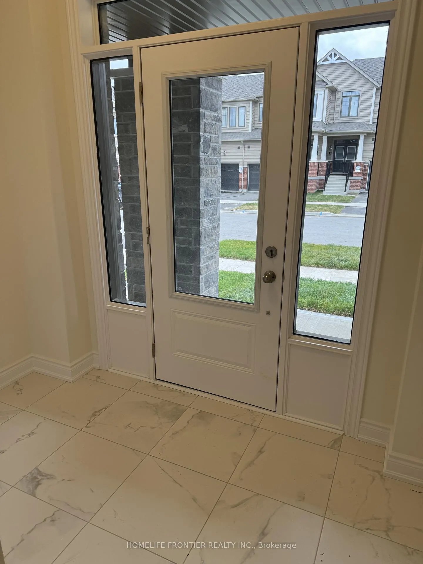 Photo 7 of 10 Durham Avenue, Barrie, Innis-Shore — HOMEH
