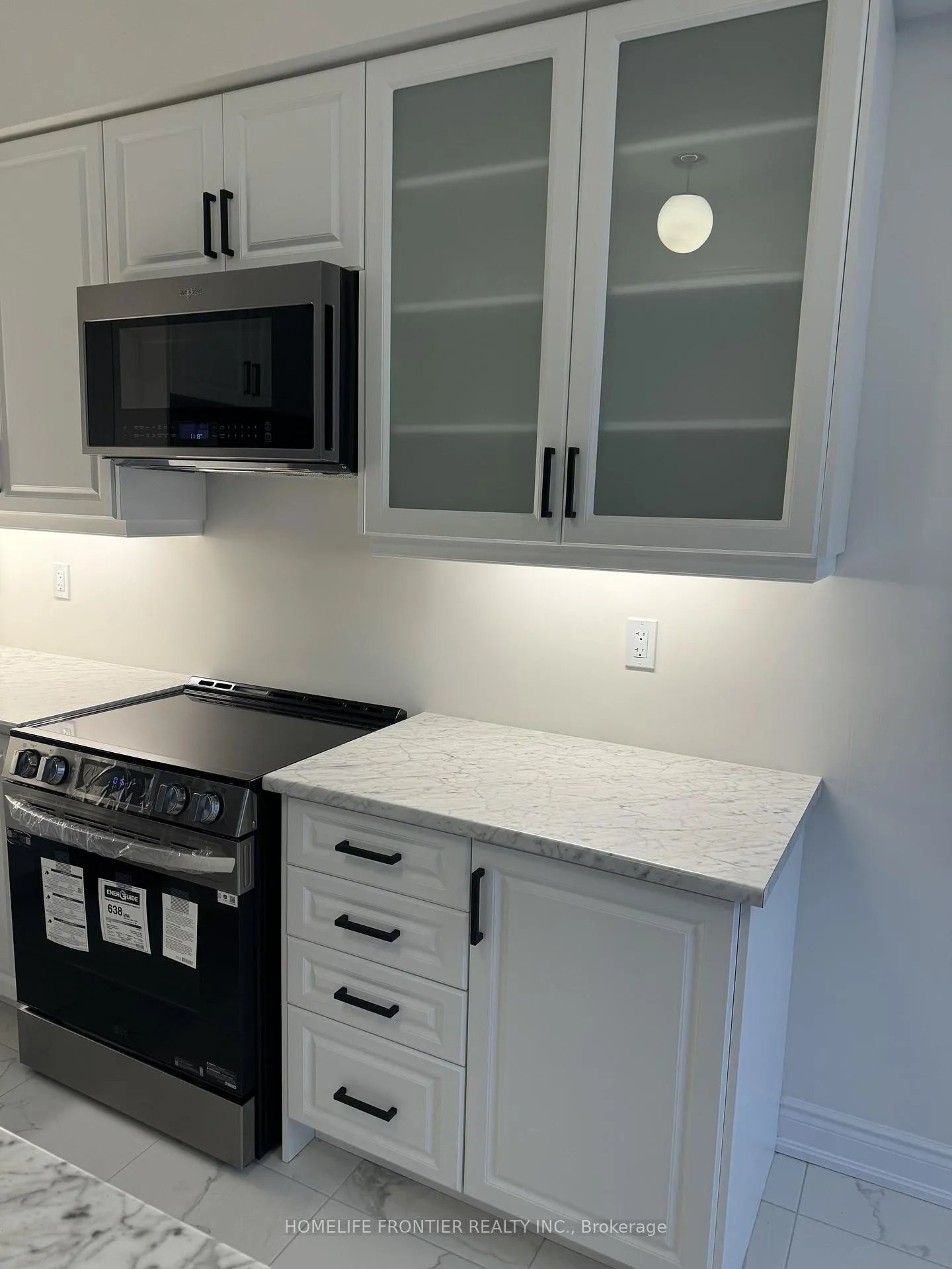 Photo 8 of 10 Durham Avenue, Barrie, Innis-Shore — HOMEH