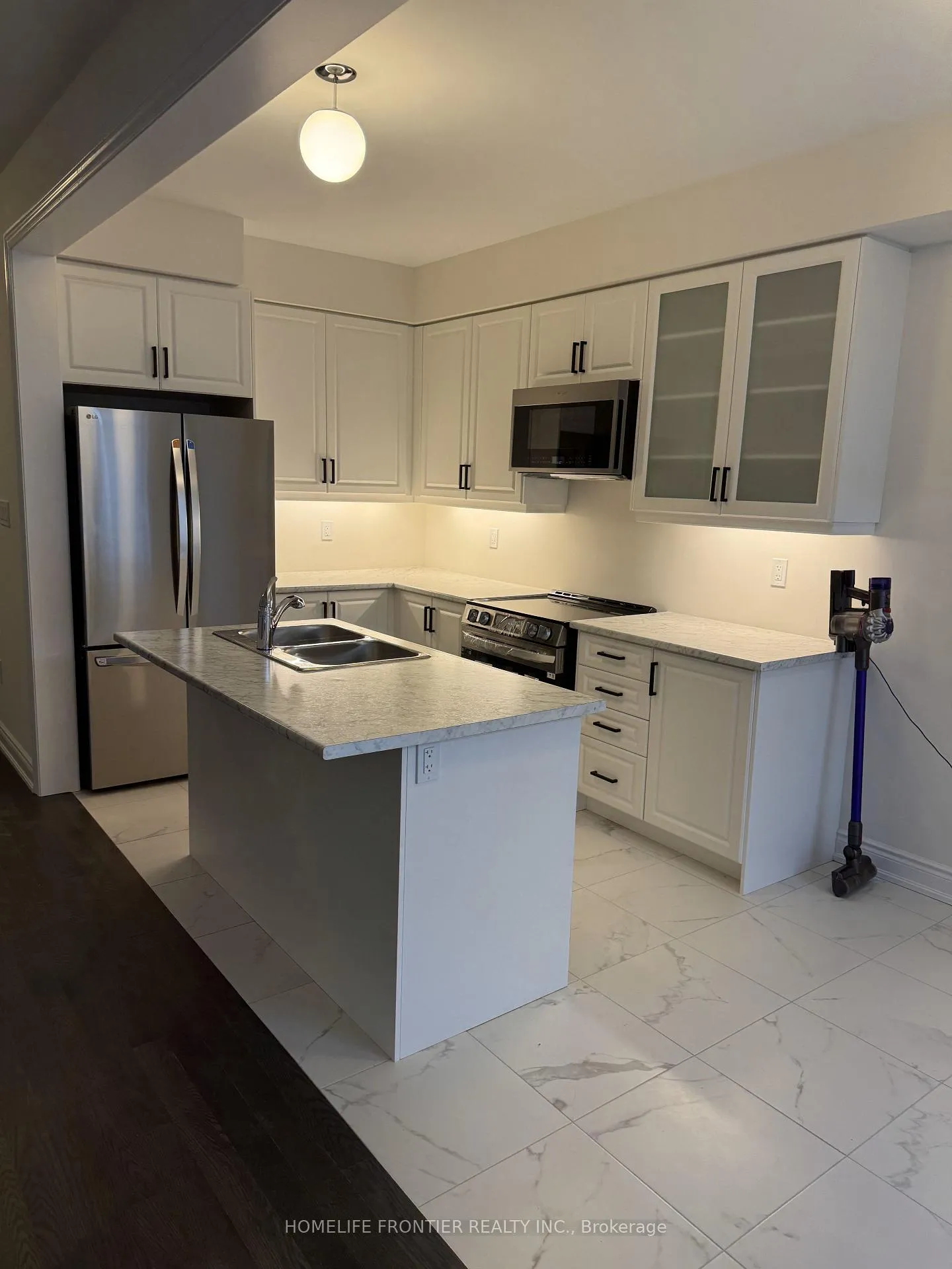 Photo 10 of 10 Durham Avenue, Barrie, Innis-Shore — HOMEH