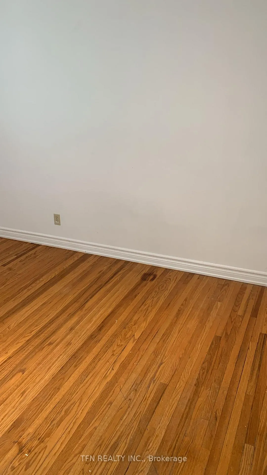 Photo 9 of Unit Upper, 26 Jones Court, Aurora, Aurora Highlands — HOMEH