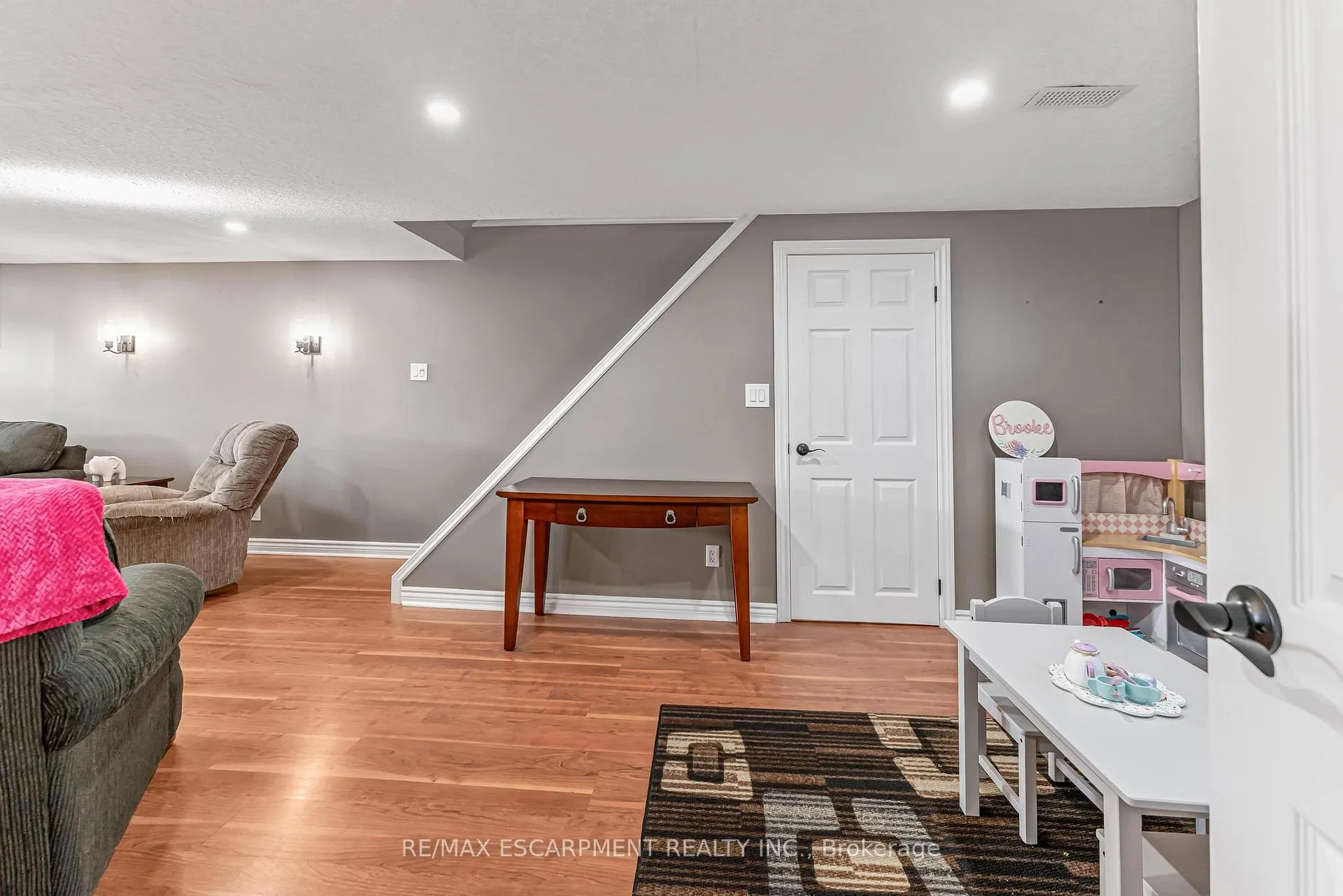 Photo 22 of 9924 Dickenson Road W, Hamilton, Airport Employment Area — HOMEH