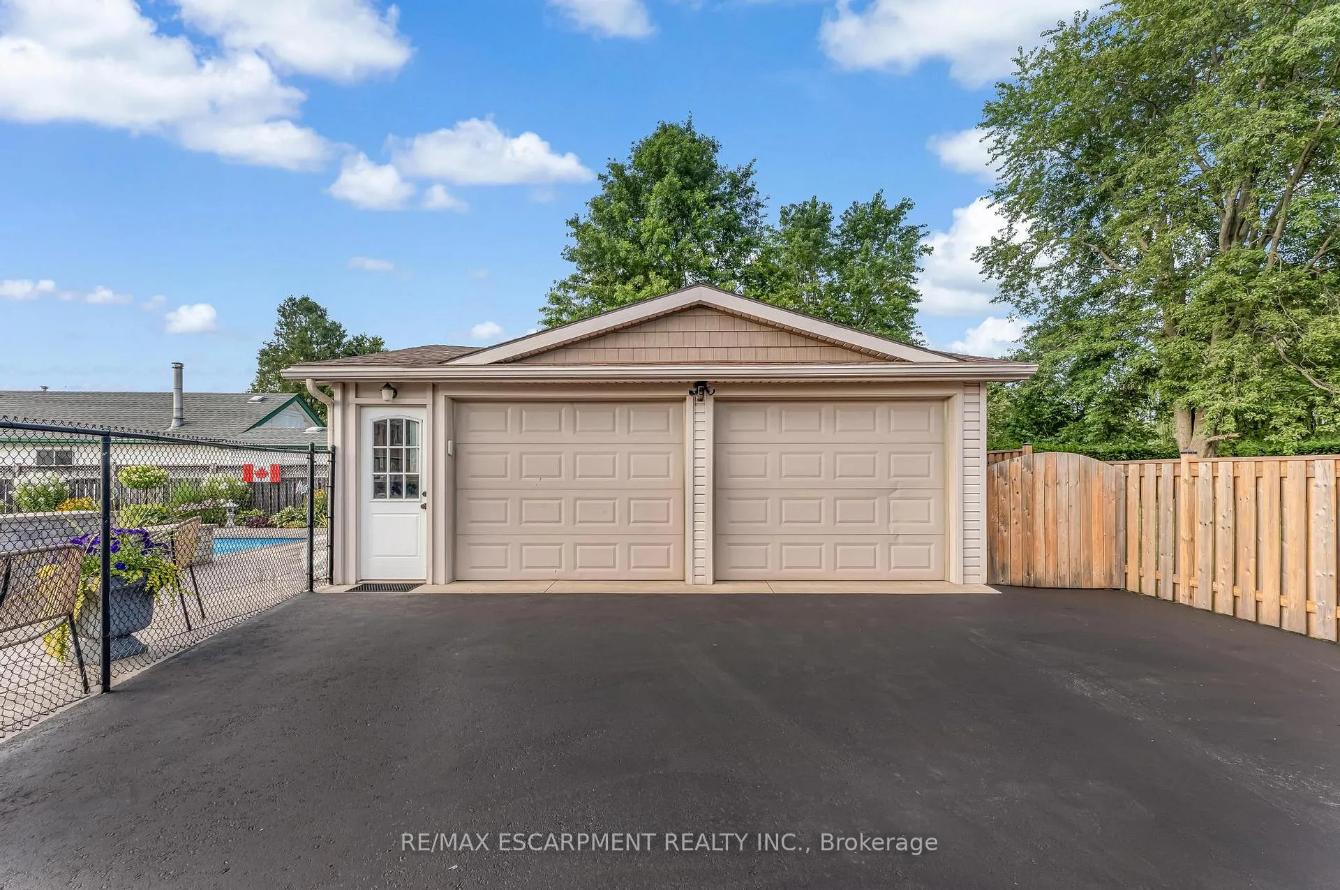 Photo 44 of 9924 Dickenson Road W, Hamilton, Airport Employment Area — HOMEH