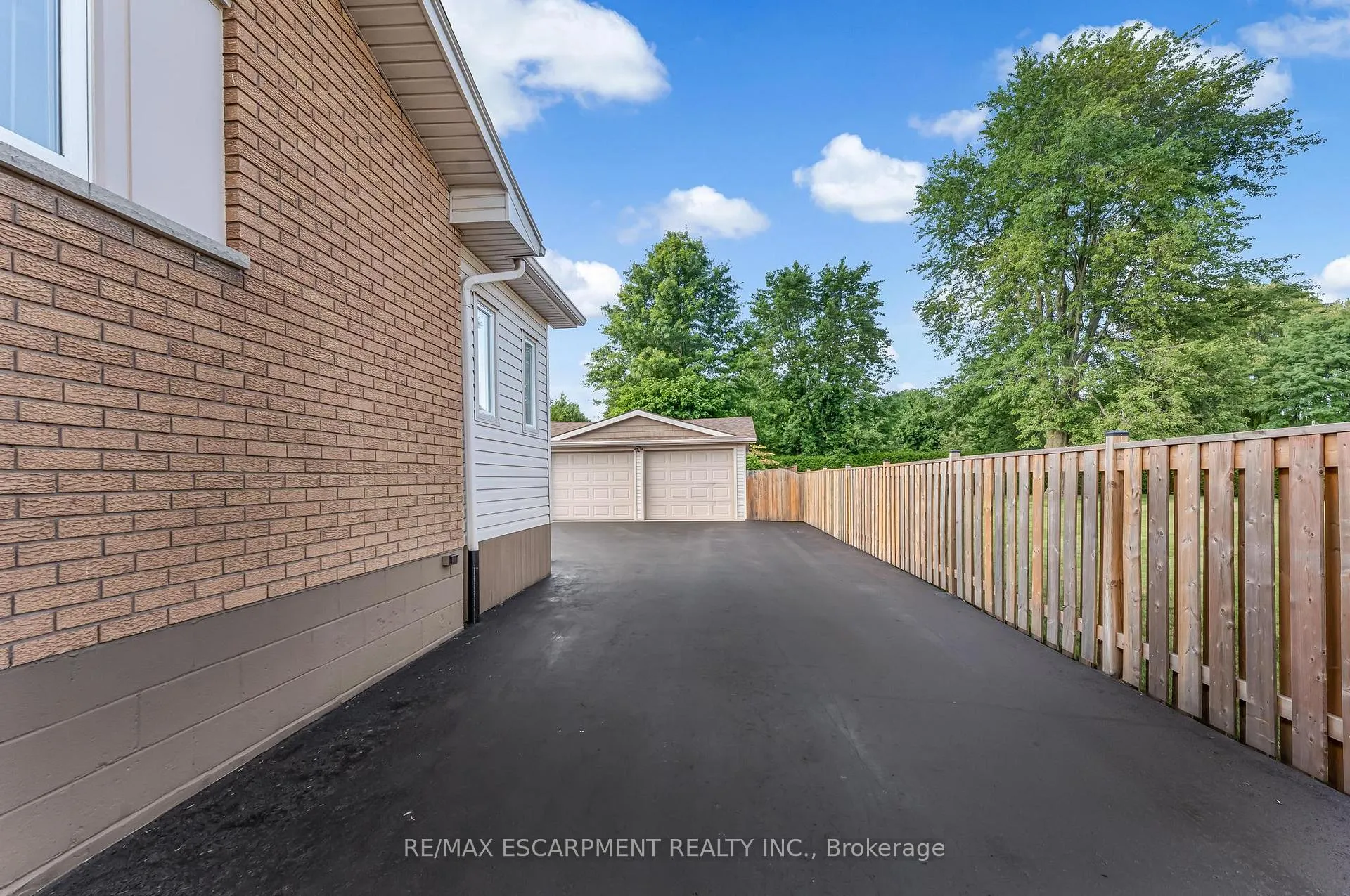Photo 45 of 9924 Dickenson Road W, Hamilton, Airport Employment Area — HOMEH