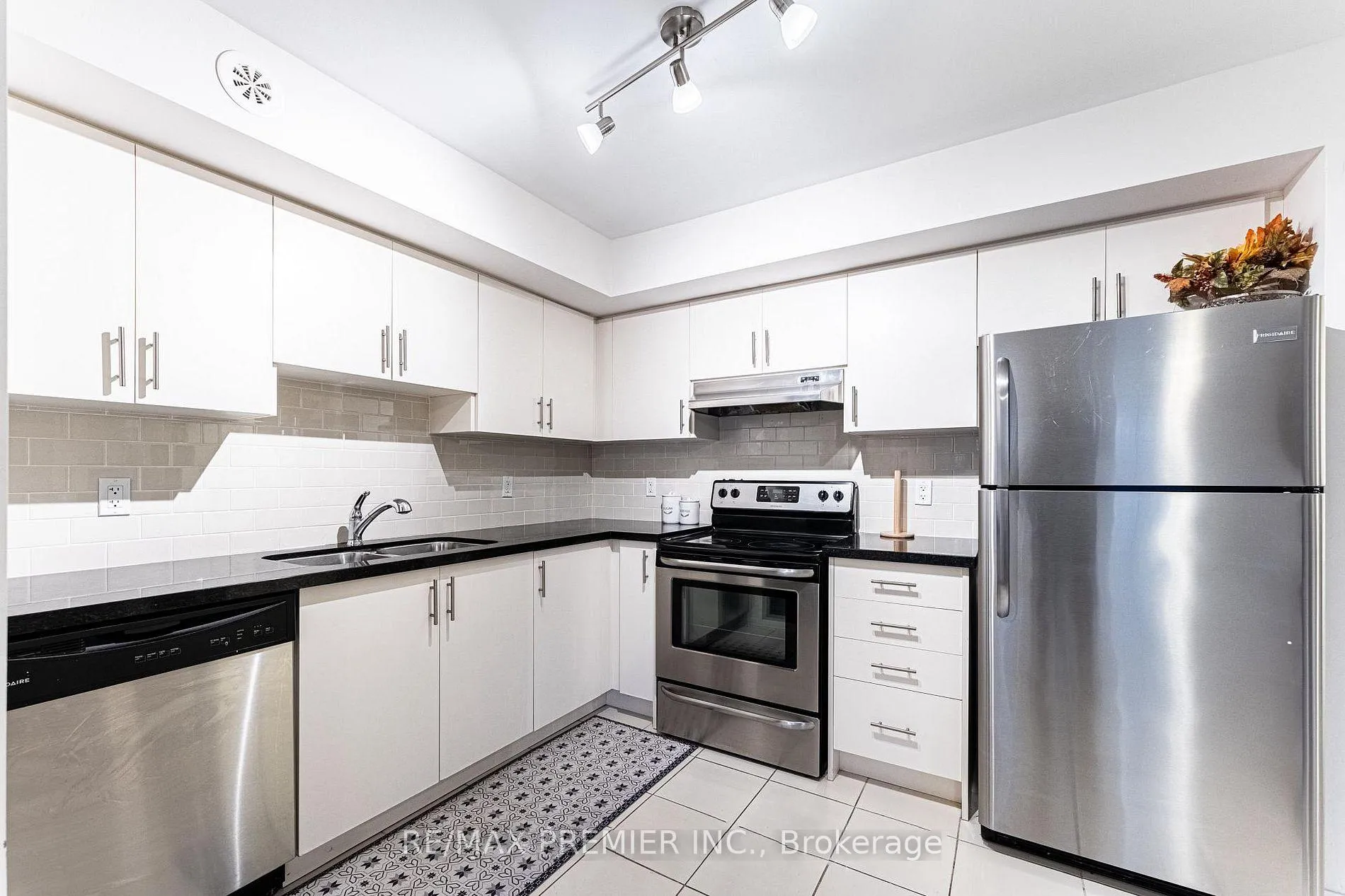 Photo 5 of Unit B02, 26 Bruce Street, Vaughan, East Woodbridge — HOMEH