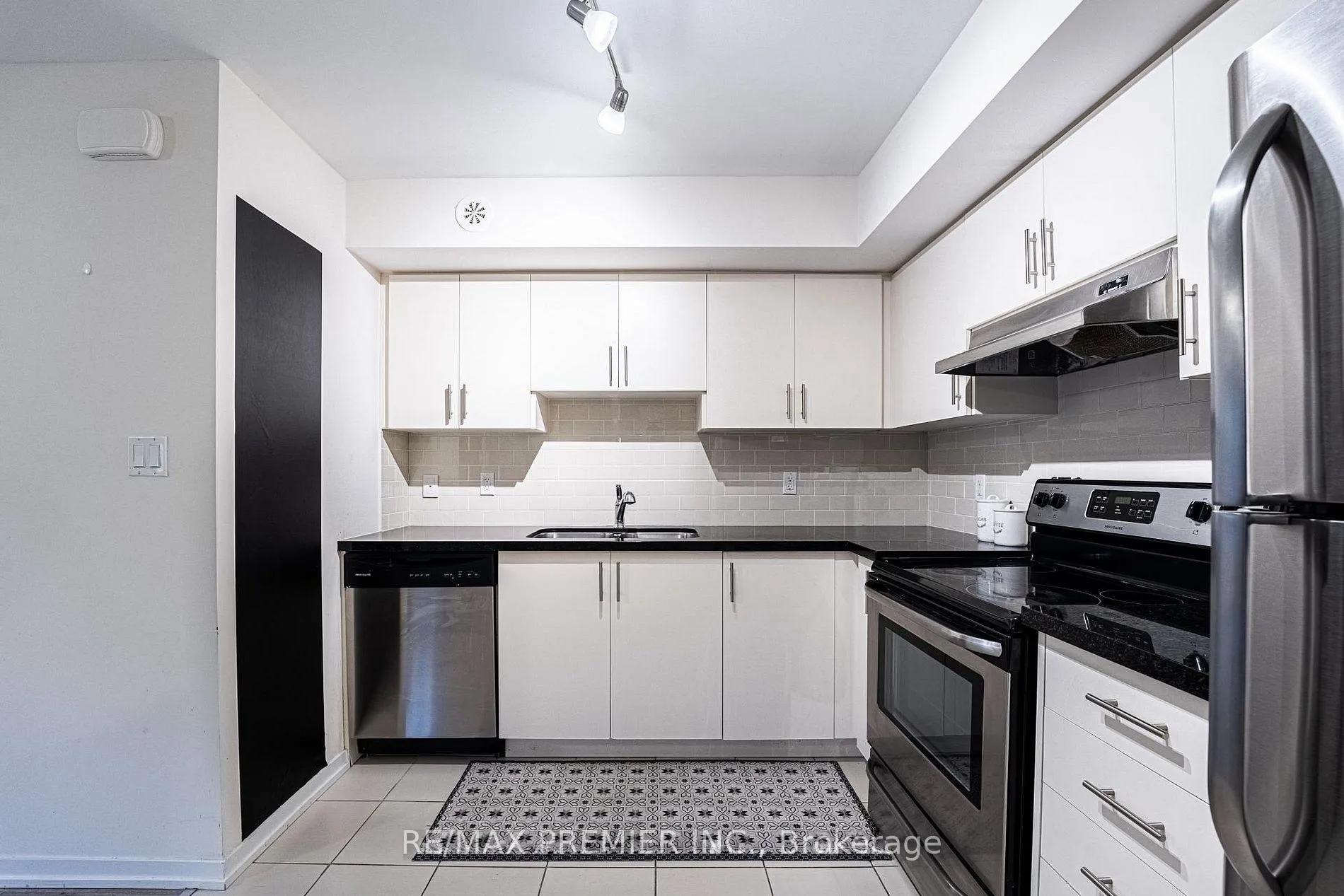 Photo 6 of Unit B02, 26 Bruce Street, Vaughan, East Woodbridge — HOMEH