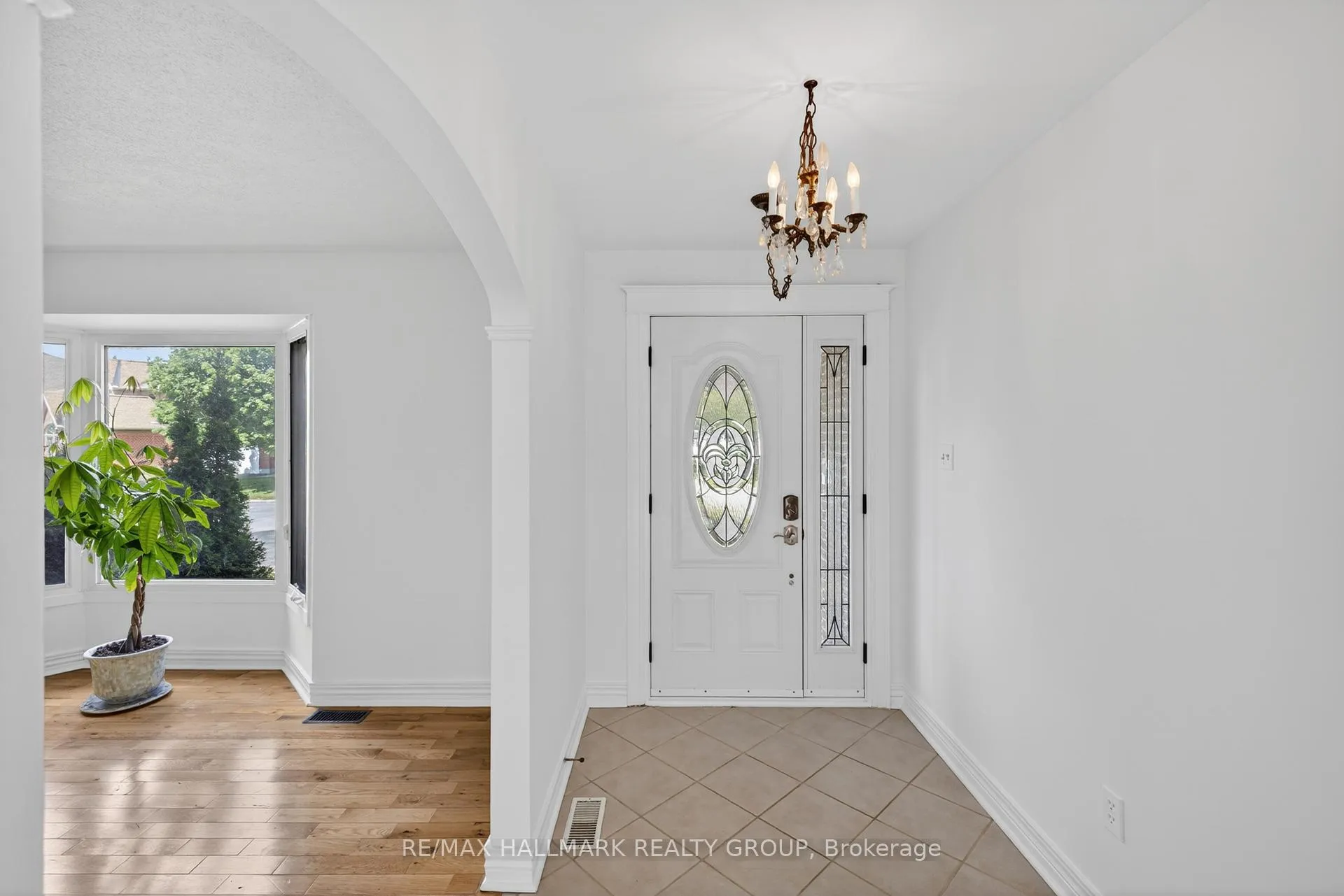 Photo 3 of 6202 Ravine Way, Ottawa, Convent Glen — HOMEH