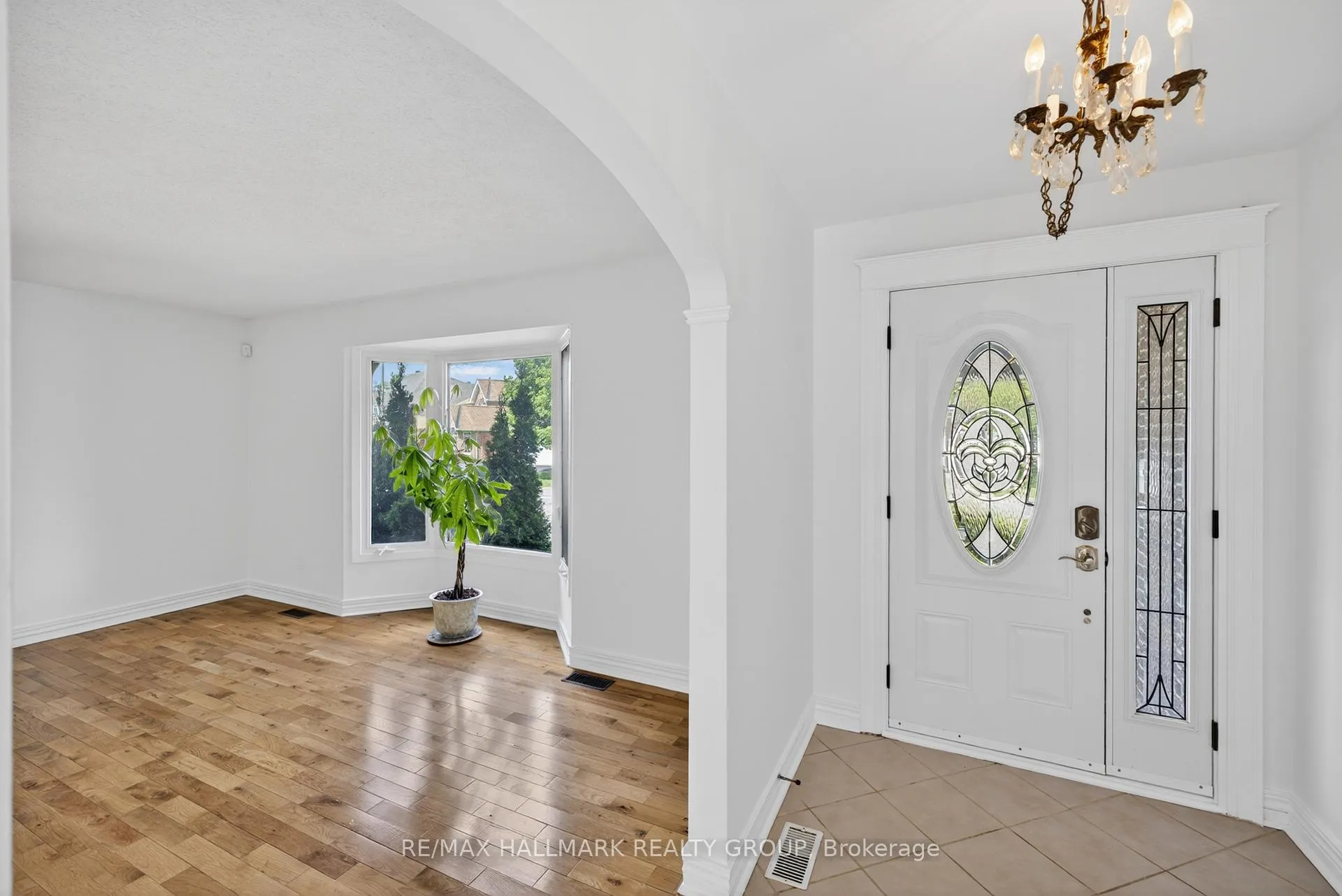 Photo 4 of 6202 Ravine Way, Ottawa, Convent Glen — HOMEH