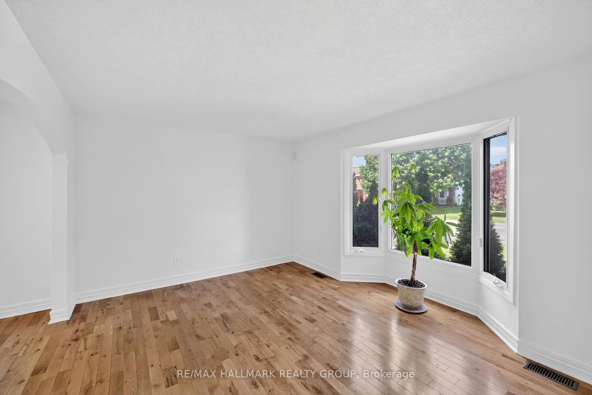 Photo 5 of 6202 Ravine Way, Ottawa, Convent Glen — HOMEH