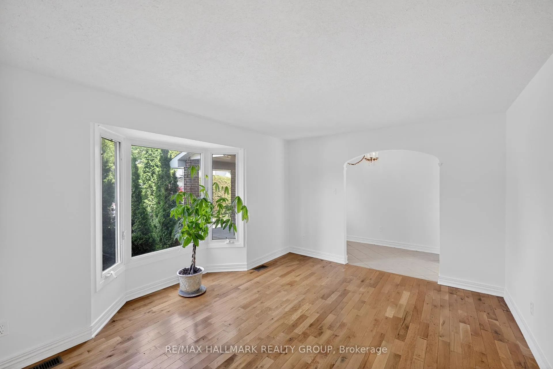Photo 6 of 6202 Ravine Way, Ottawa, Convent Glen — HOMEH