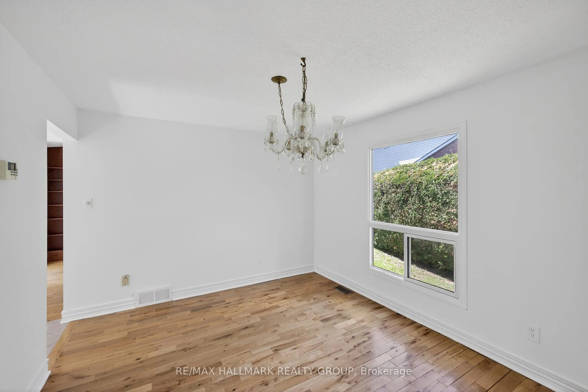 Photo 8 of 6202 Ravine Way, Ottawa, Convent Glen — HOMEH