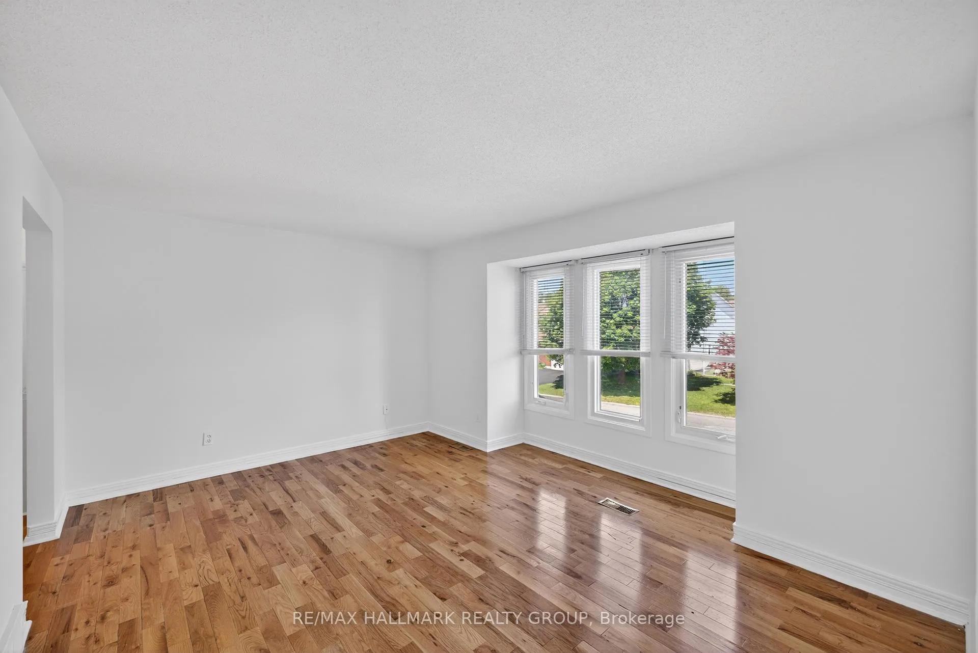 Photo 23 of 6202 Ravine Way, Ottawa, Convent Glen — HOMEH