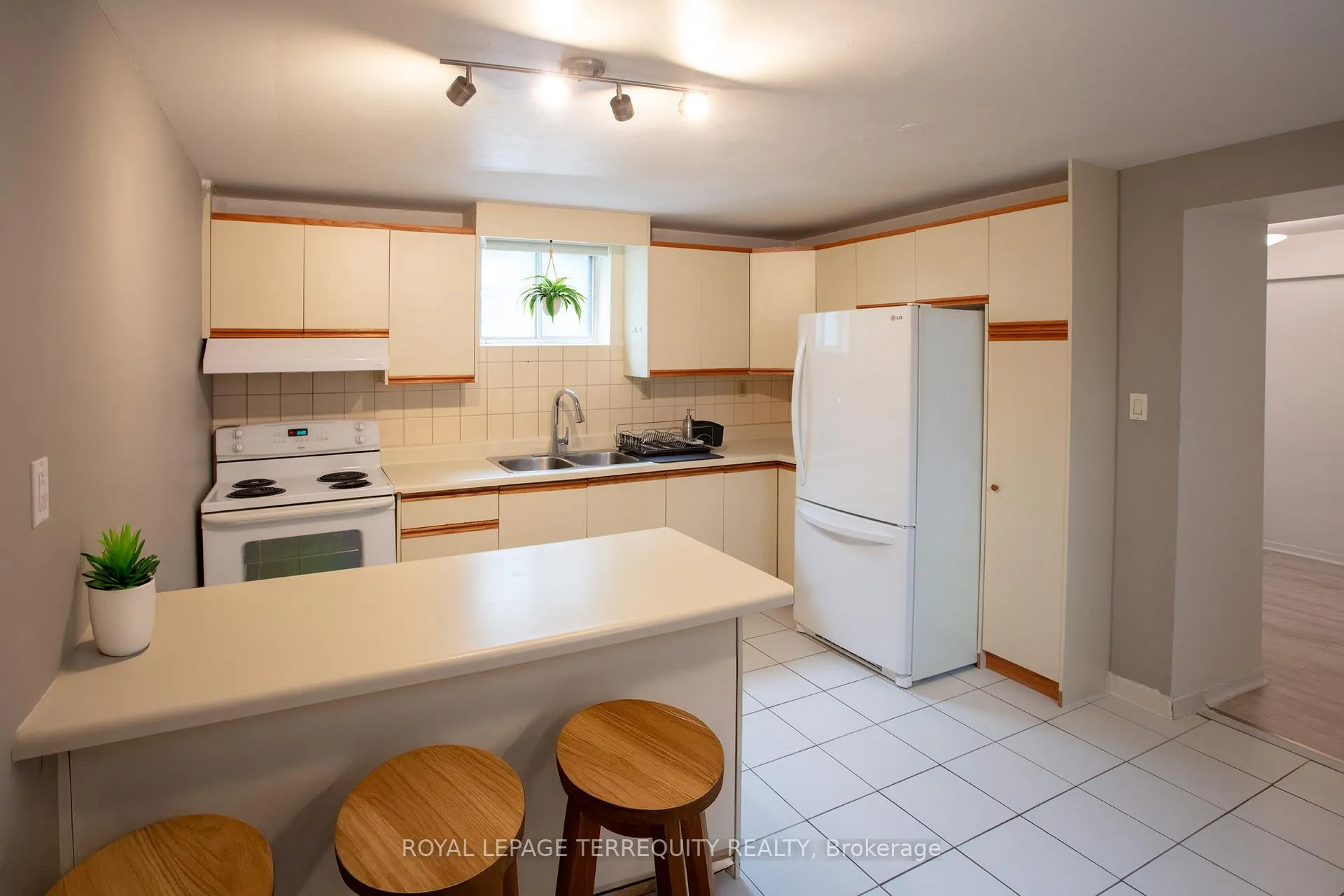 Photo 5 of Unit Basement, 10 Northcliffe Boulevard, Toronto, Corso Italia-Davenport — HOMEH