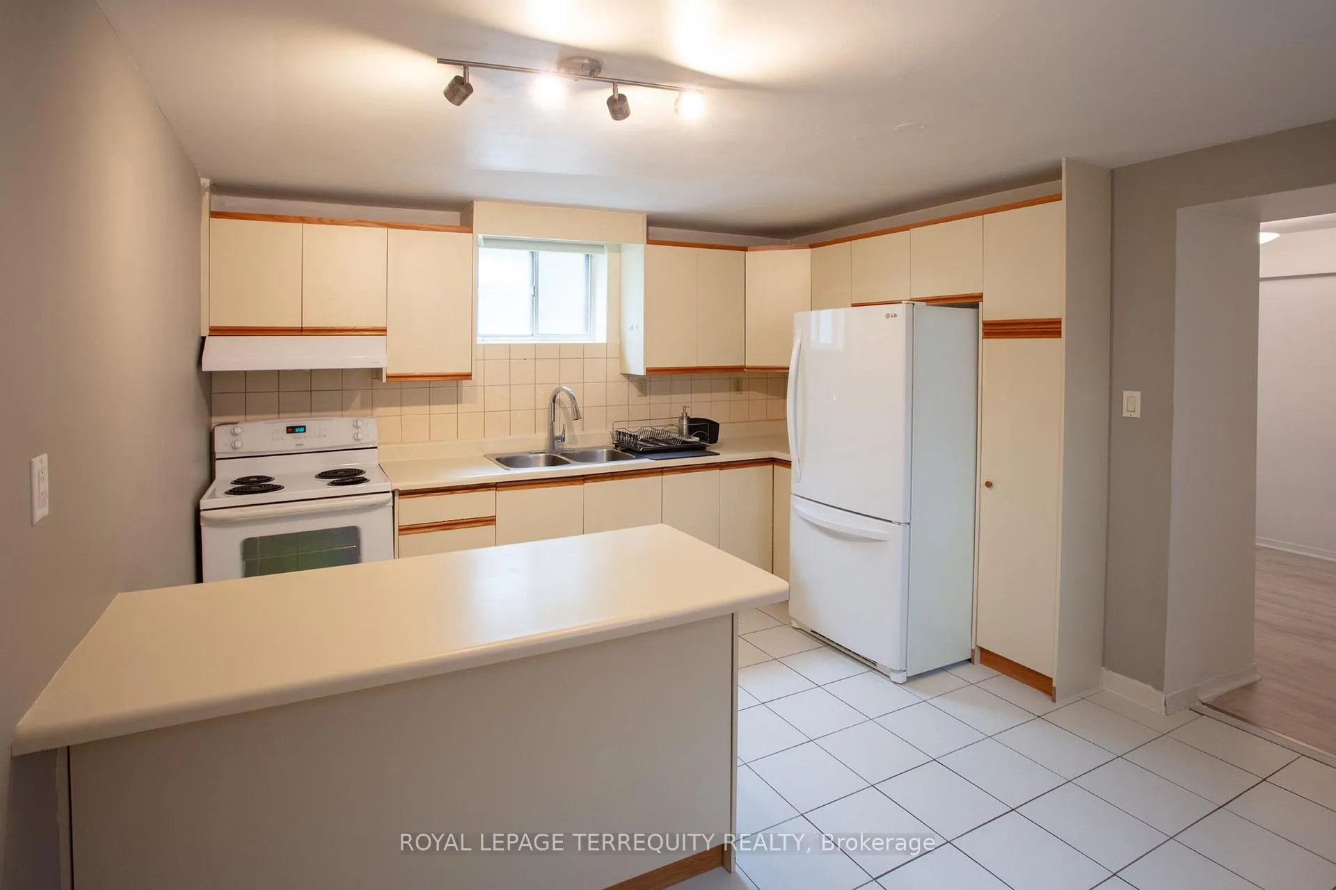 Photo 6 of Unit Basement, 10 Northcliffe Boulevard, Toronto, Corso Italia-Davenport — HOMEH