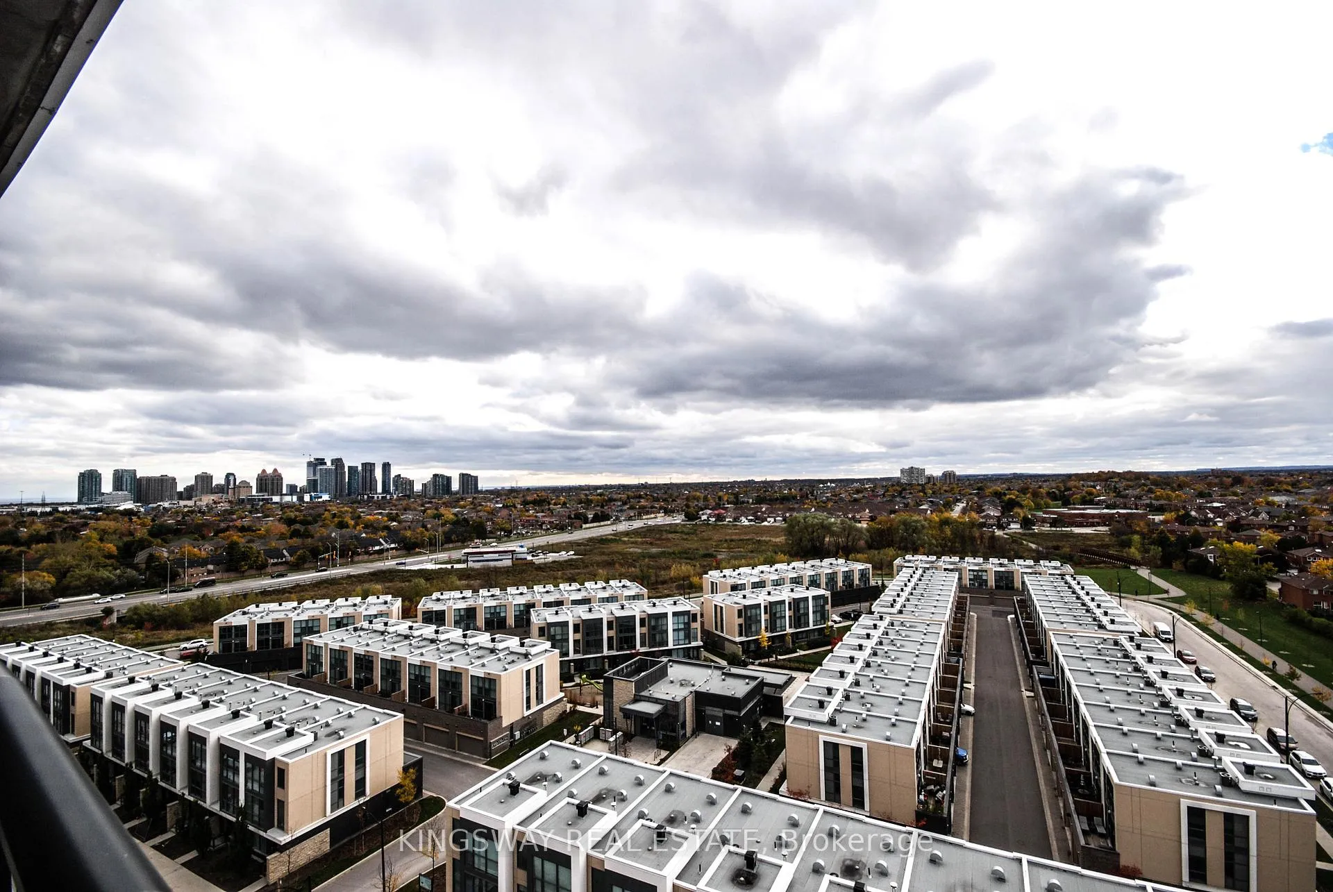 Photo 13 of Unit 907, 65 Watergarden Drive, Mississauga, Hurontario — HOMEH