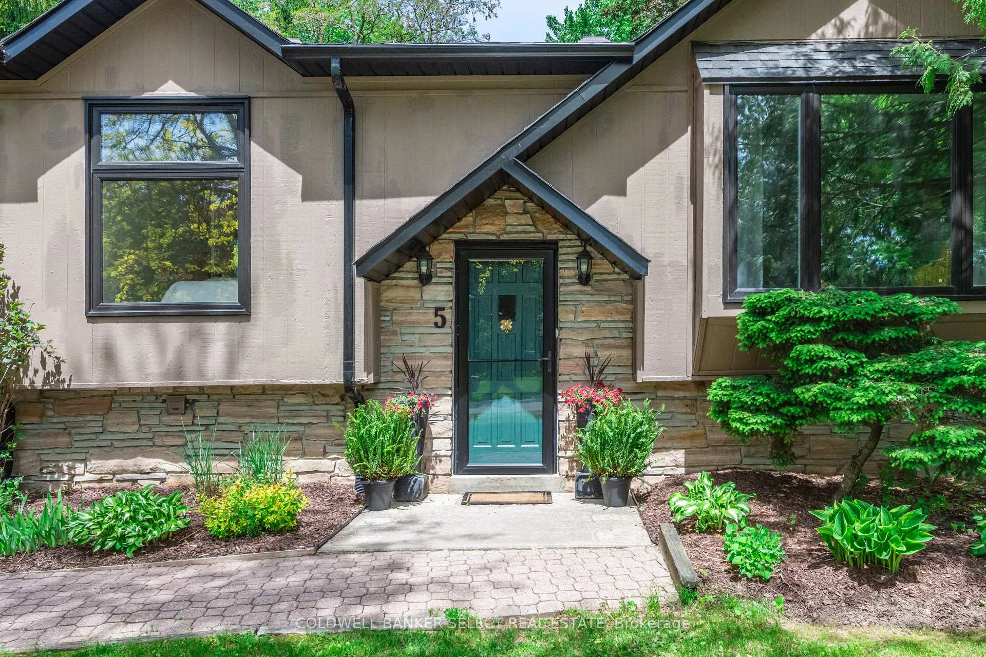 Photo 3 of 5 Pineridge Drive, Caledon, Palgrave — HOMEH