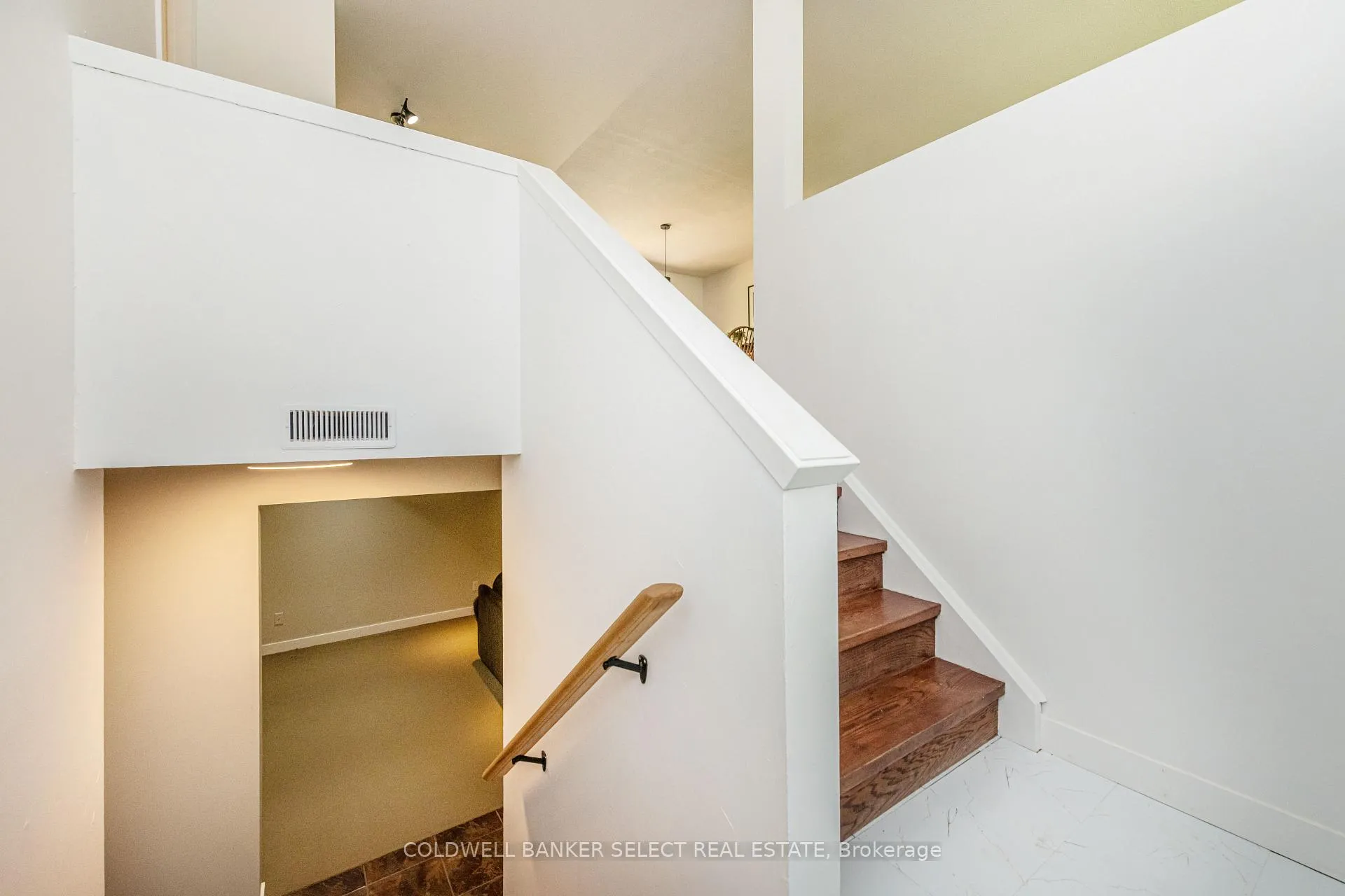Photo 5 of 5 Pineridge Drive, Caledon, Palgrave — HOMEH