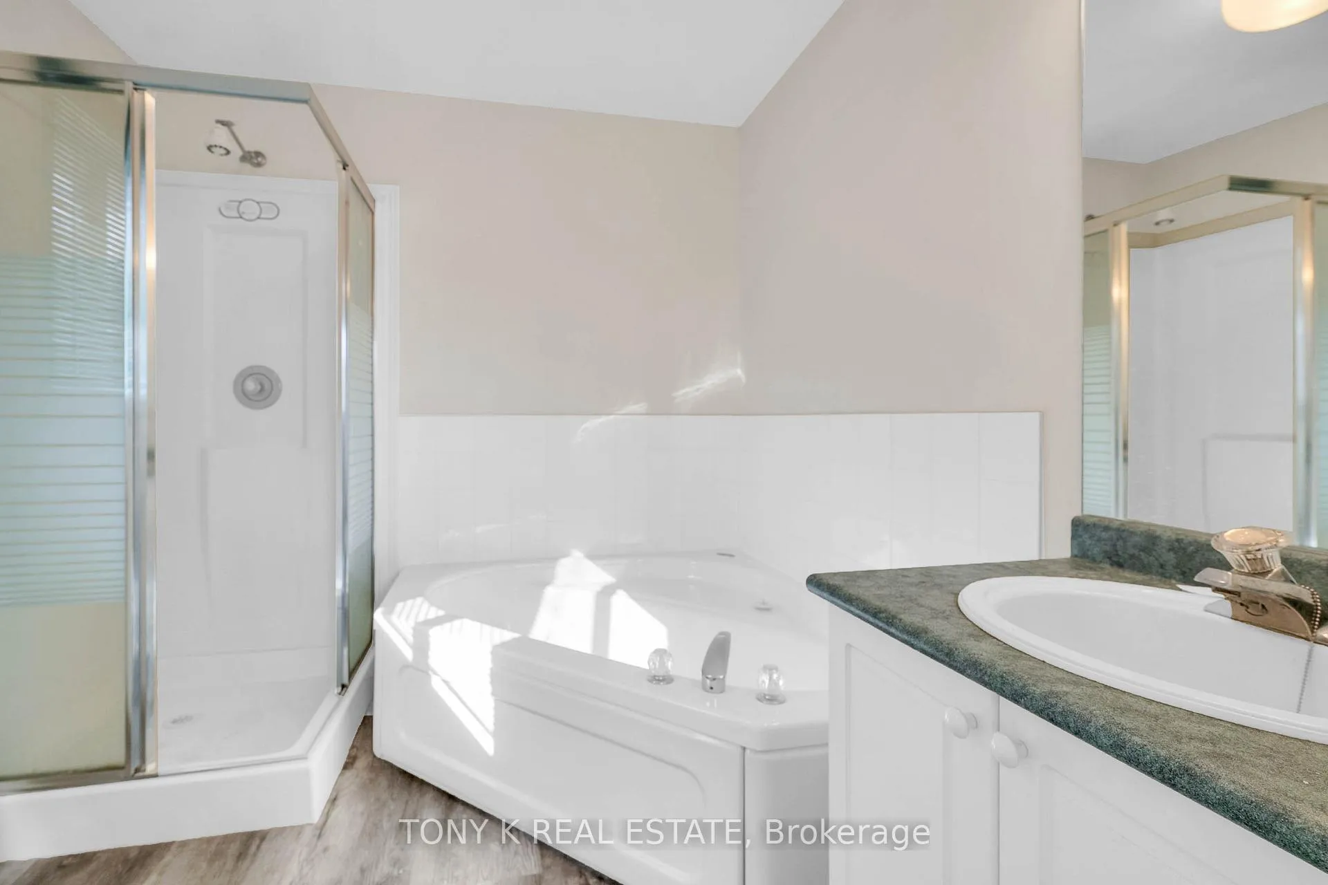 Photo 8 of 108 Kingsridge Road, Barrie, Bayshore — HOMEH