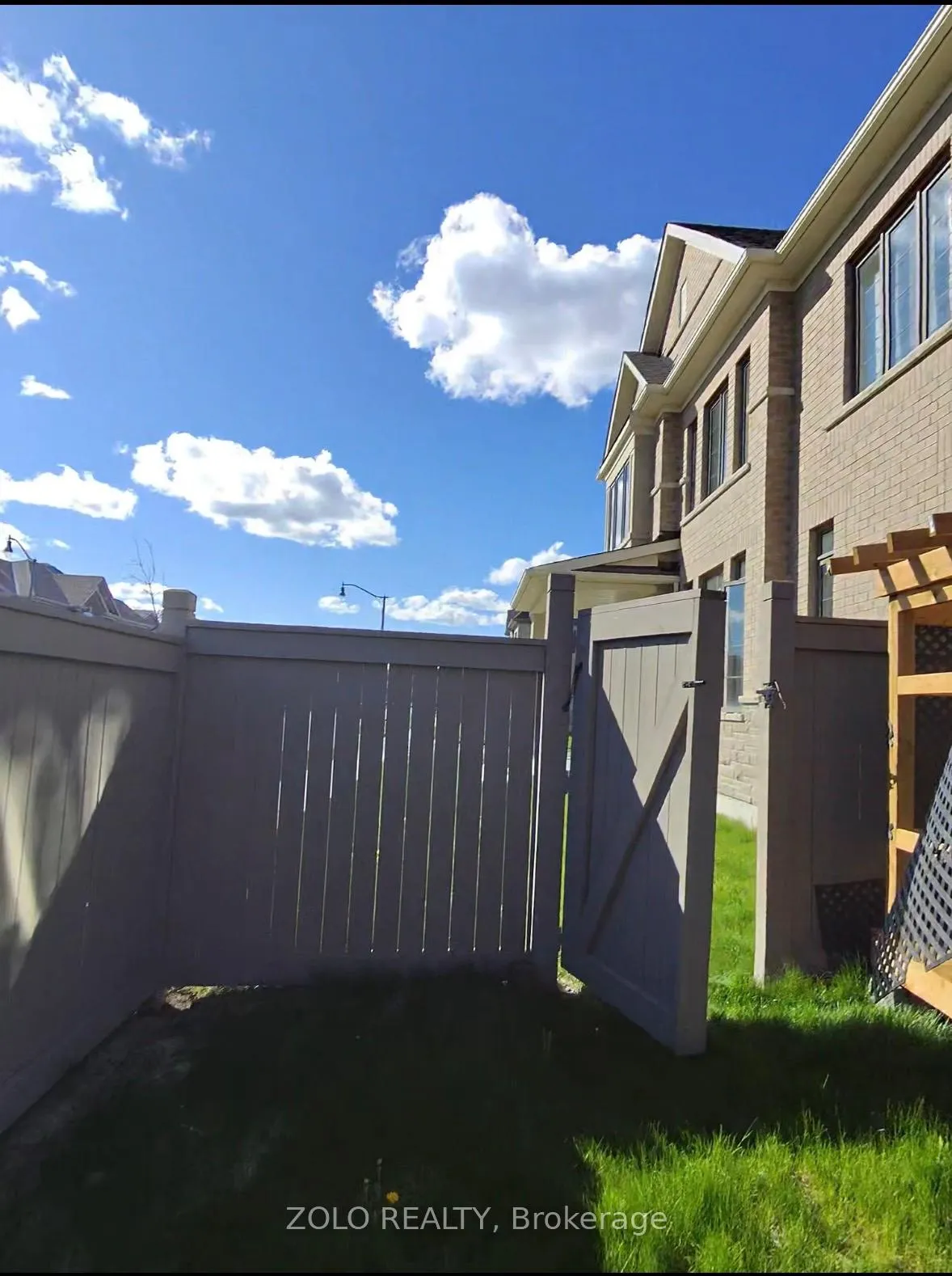 Photo 5 of 41 Peak Drive, Brampton, Credit Valley — HOMEH