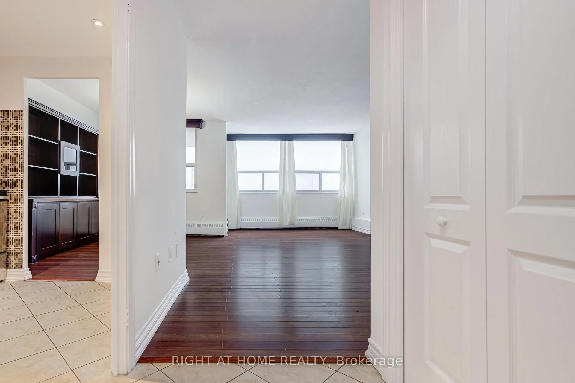 Photo 8 of Unit 802, 551 The West Mall, Etobicoke, Etobicoke West Mall — HOMEH