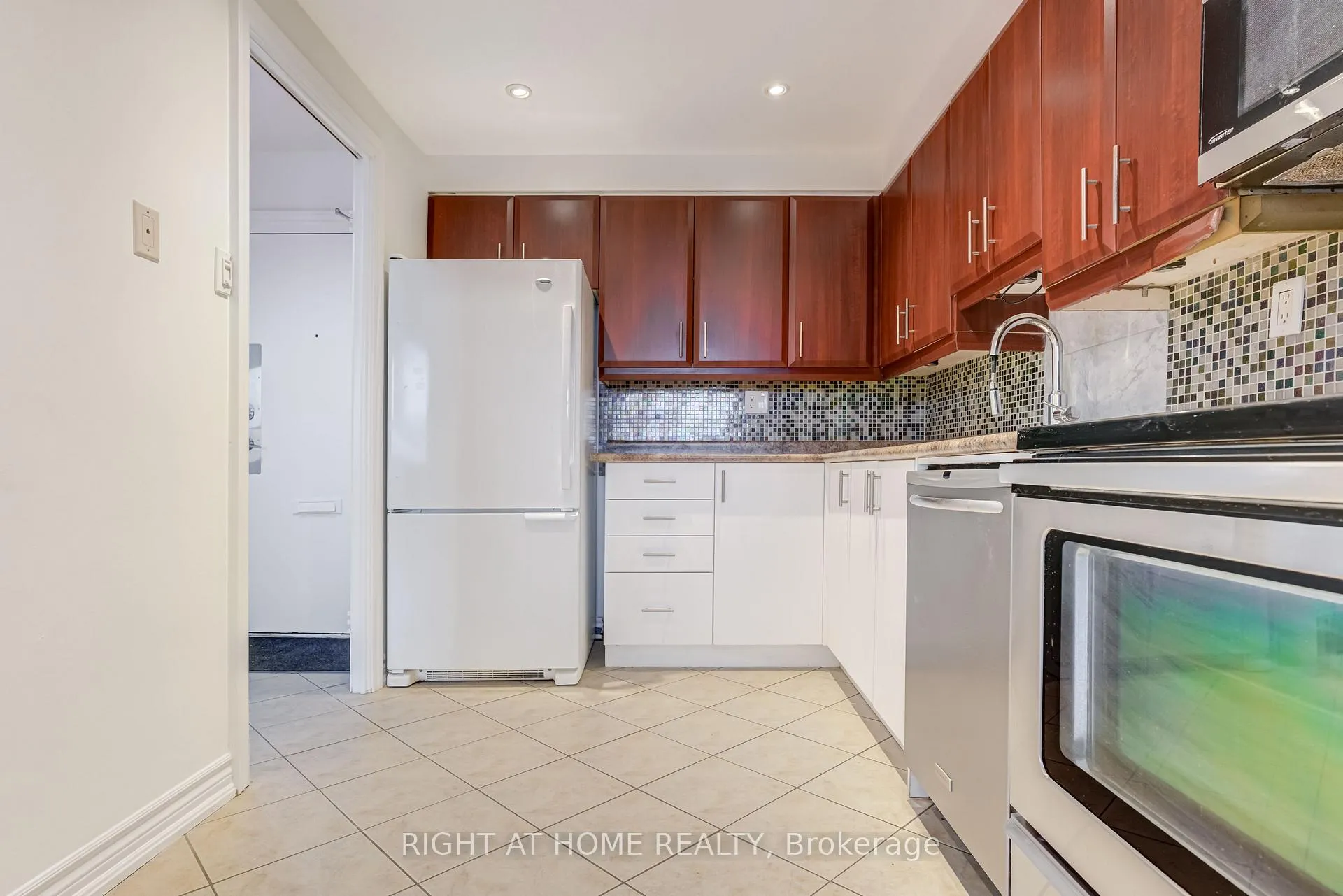 Photo 14 of Unit 802, 551 The West Mall, Etobicoke, Etobicoke West Mall — HOMEH