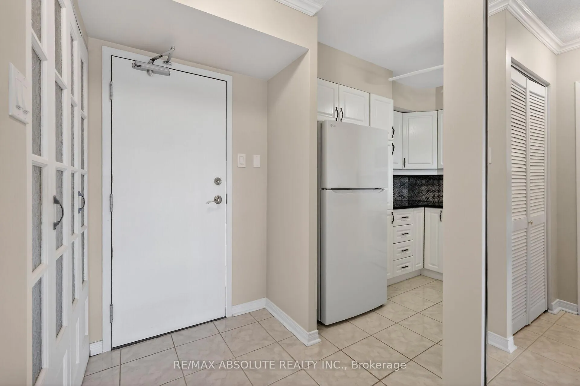 Photo 3 of Unit 806, 545 St Laurent Boulevard, Ottawa, Viscount Alexander Park — HOMEH