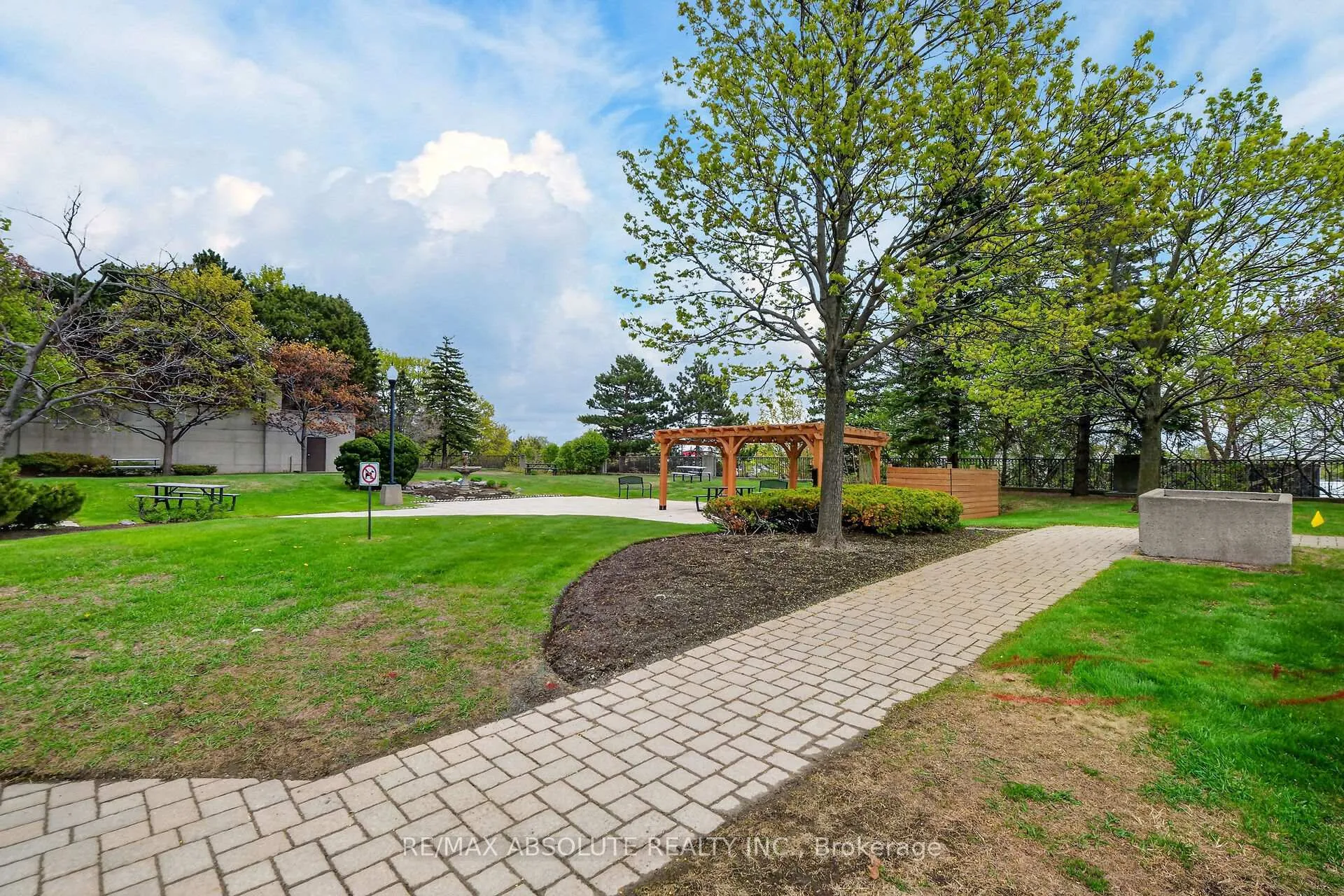 Photo 43 of Unit 806, 545 St Laurent Boulevard, Ottawa, Viscount Alexander Park — HOMEH