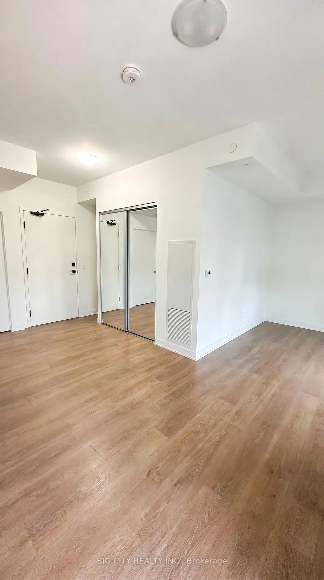 Photo 5 of Unit 1604, 474 Caldari Road, Vaughan, Concord — HOMEH