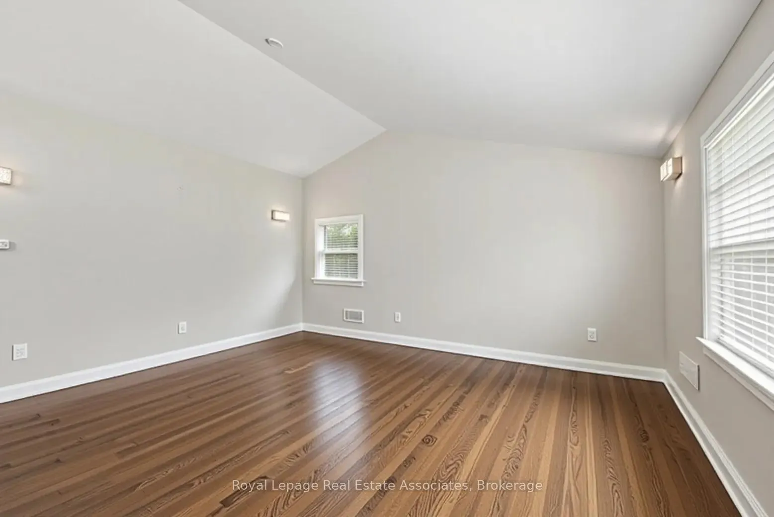 Photo 8 of 54 Frederick Street, Brampton, Downtown Brampton — HOMEH