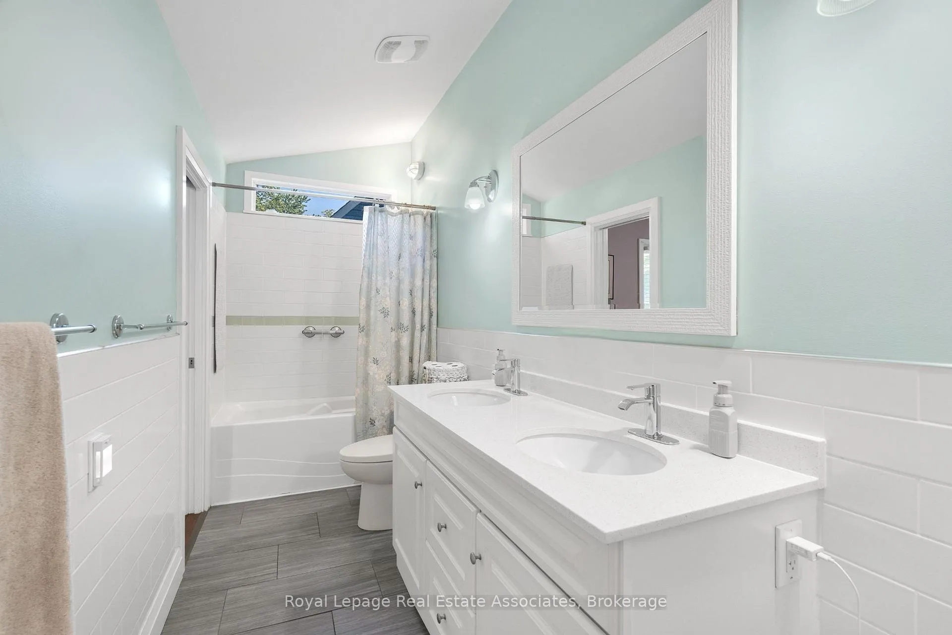 Photo 11 of 54 Frederick Street, Brampton, Downtown Brampton — HOMEH