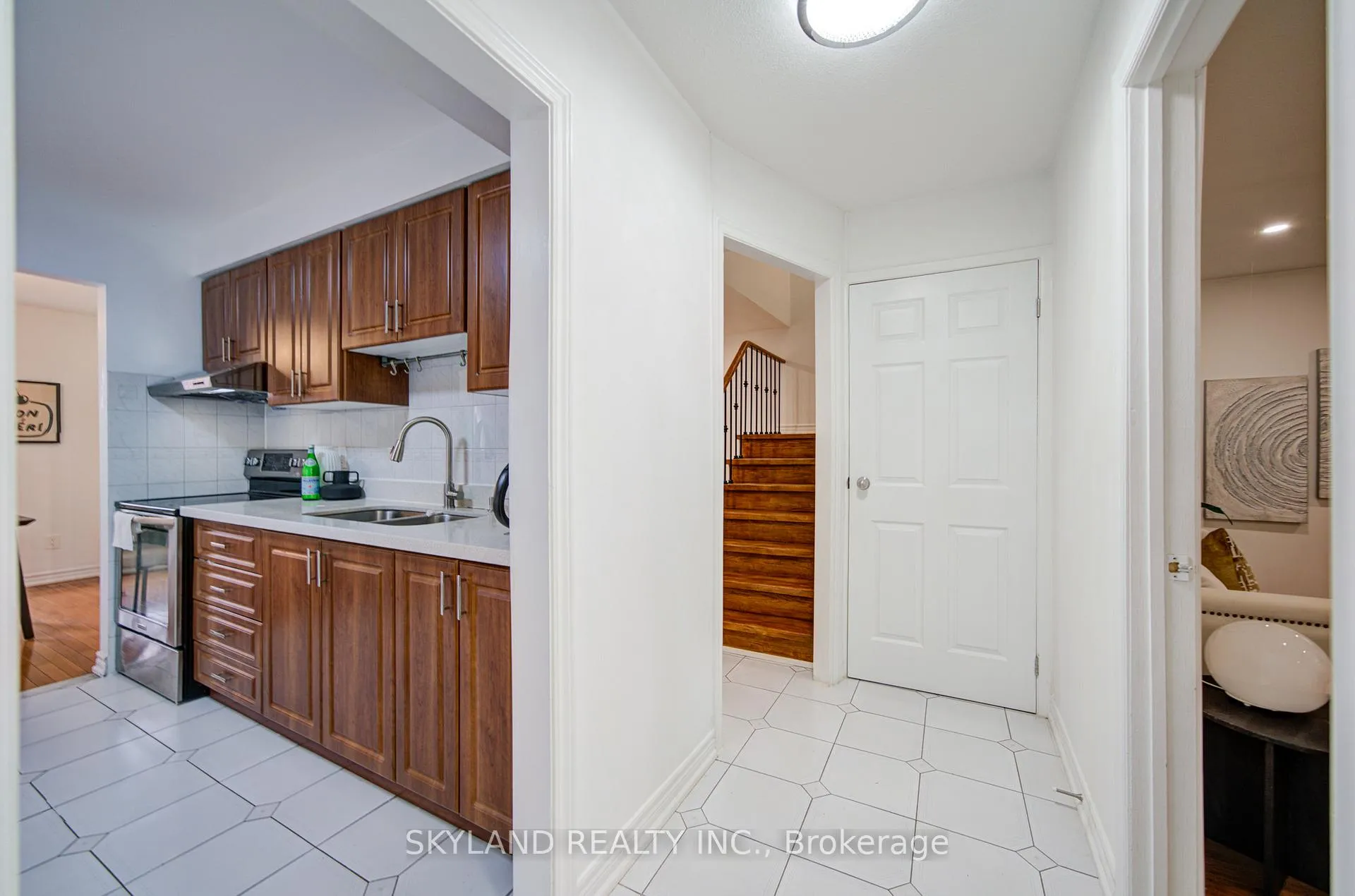 Photo 5 of 56 Upton Crescent, Markham, Milliken Mills West — HOMEH