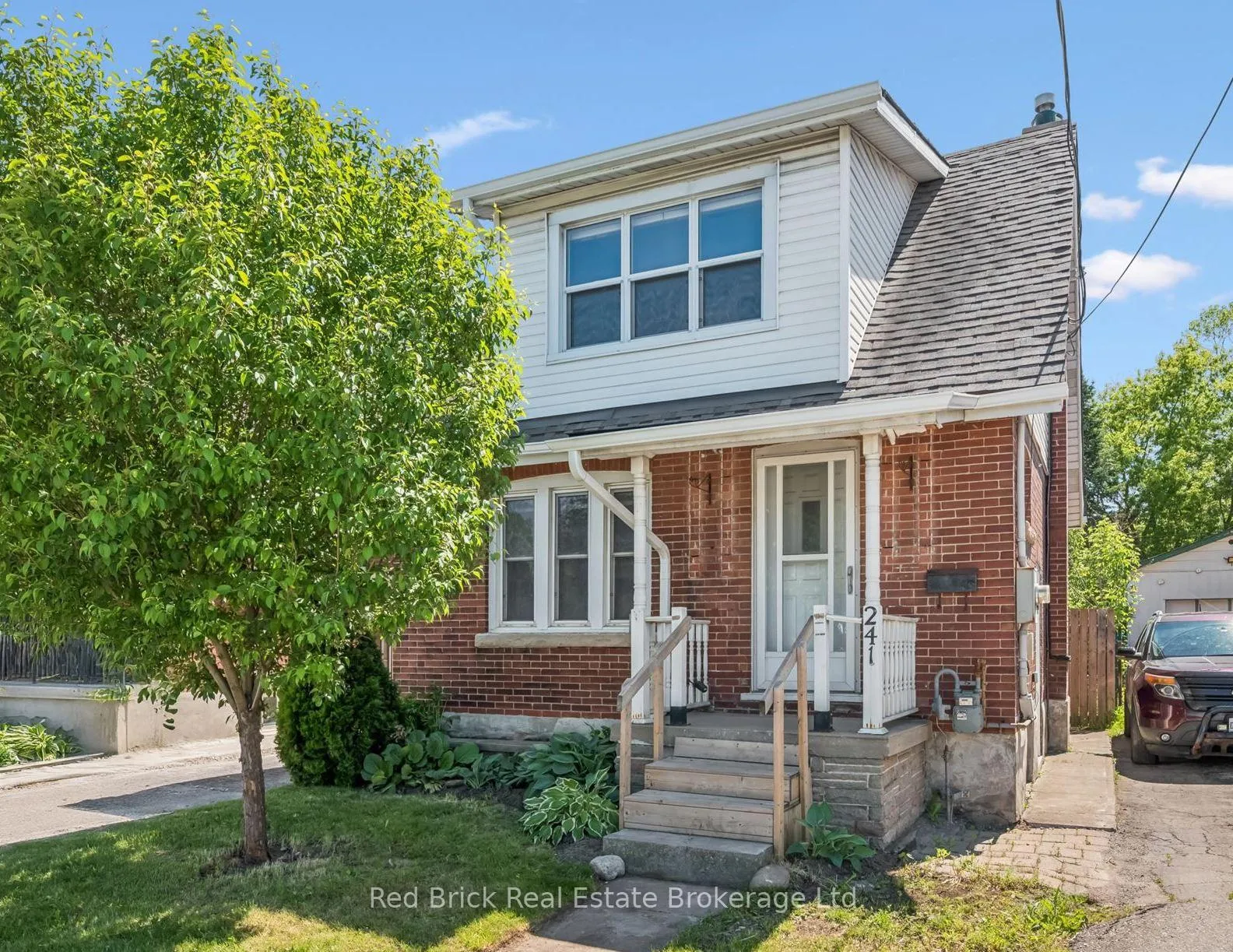 Front of 241 Victoria Road S