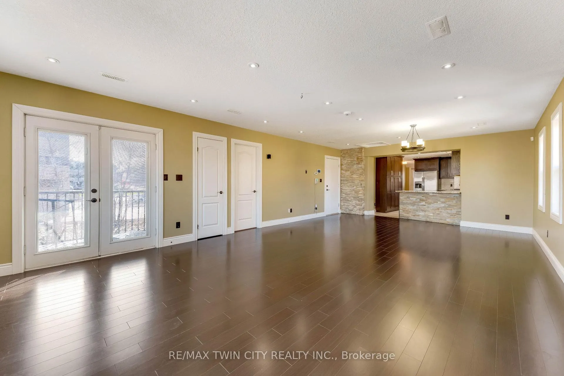 Photo 2 of Unit upper, 561 Queen Street S, Kitchener, Mill Courtland Woodside Park — HOMEH
