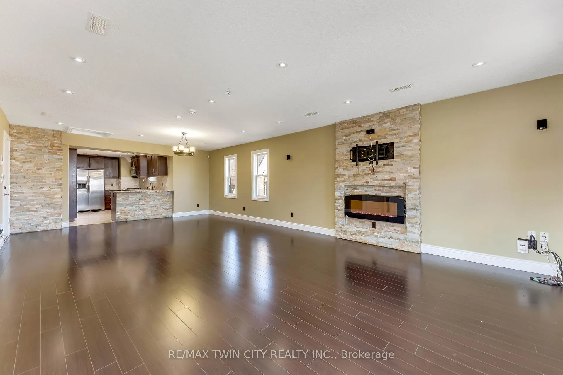 Photo 3 of Unit upper, 561 Queen Street S, Kitchener, Mill Courtland Woodside Park — HOMEH