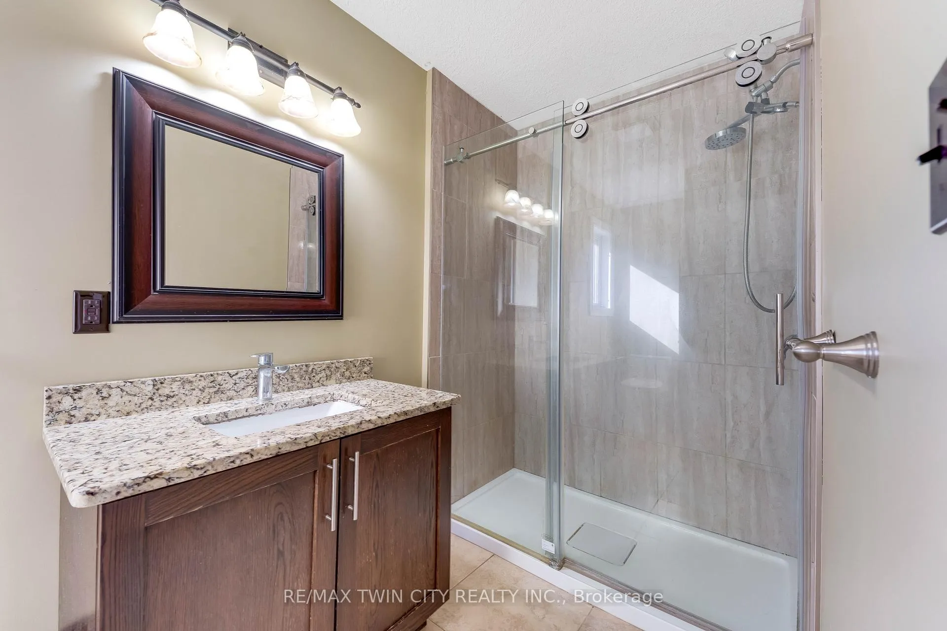 Photo 4 of Unit upper, 561 Queen Street S, Kitchener, Mill Courtland Woodside Park — HOMEH