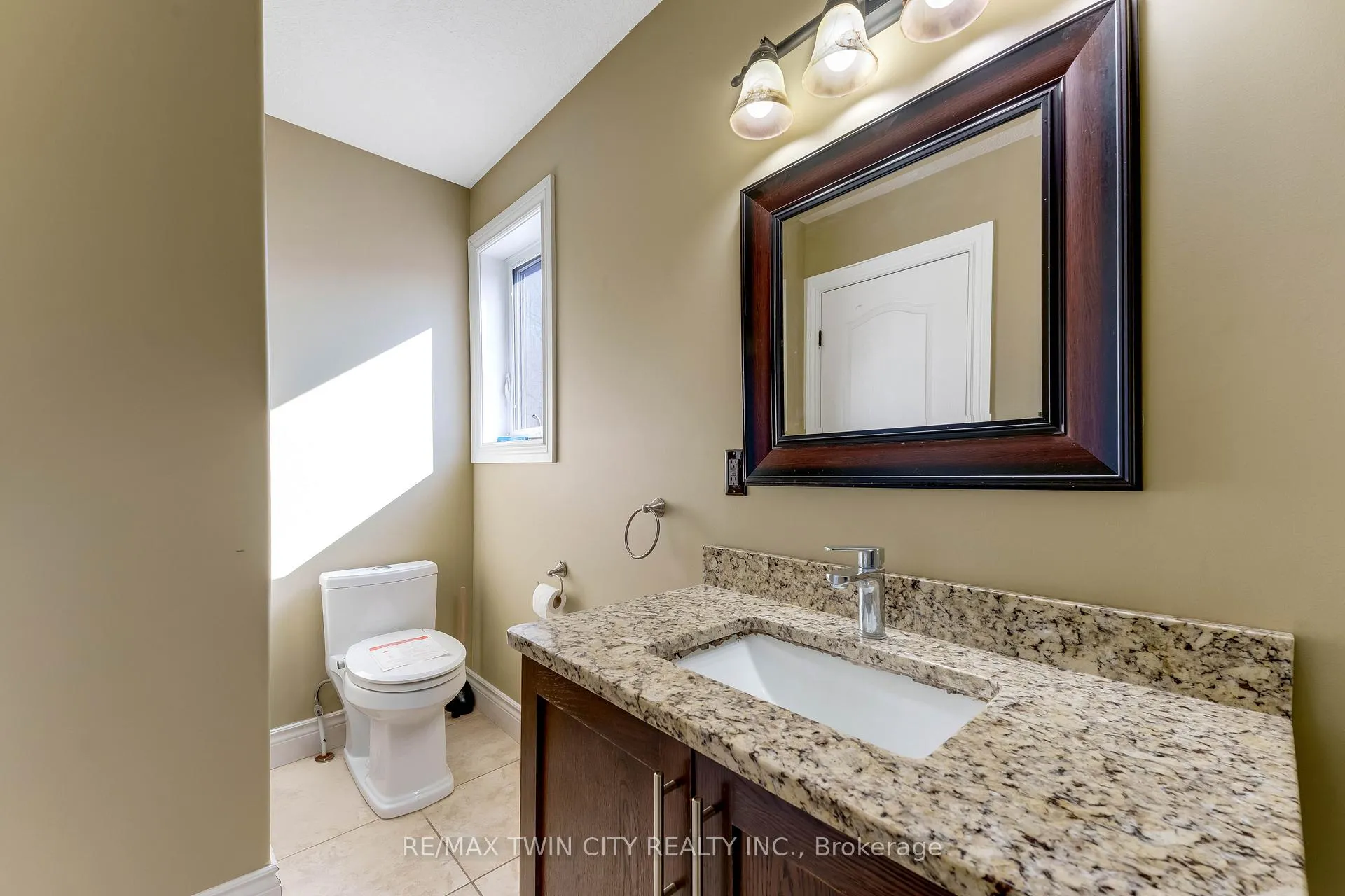Photo 5 of Unit upper, 561 Queen Street S, Kitchener, Mill Courtland Woodside Park — HOMEH