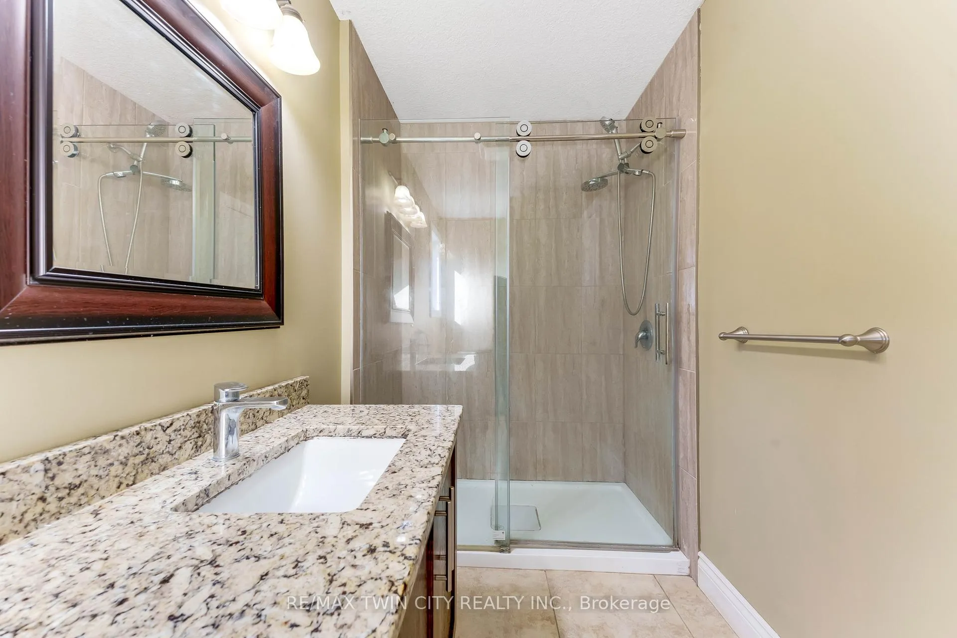 Photo 6 of Unit upper, 561 Queen Street S, Kitchener, Mill Courtland Woodside Park — HOMEH