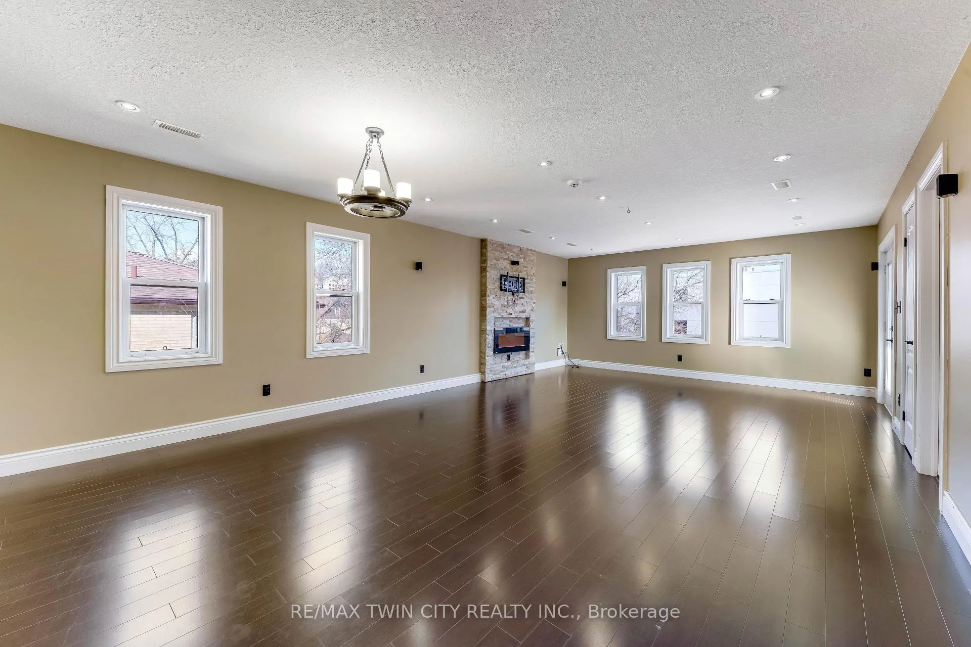 Photo 7 of Unit upper, 561 Queen Street S, Kitchener, Mill Courtland Woodside Park — HOMEH