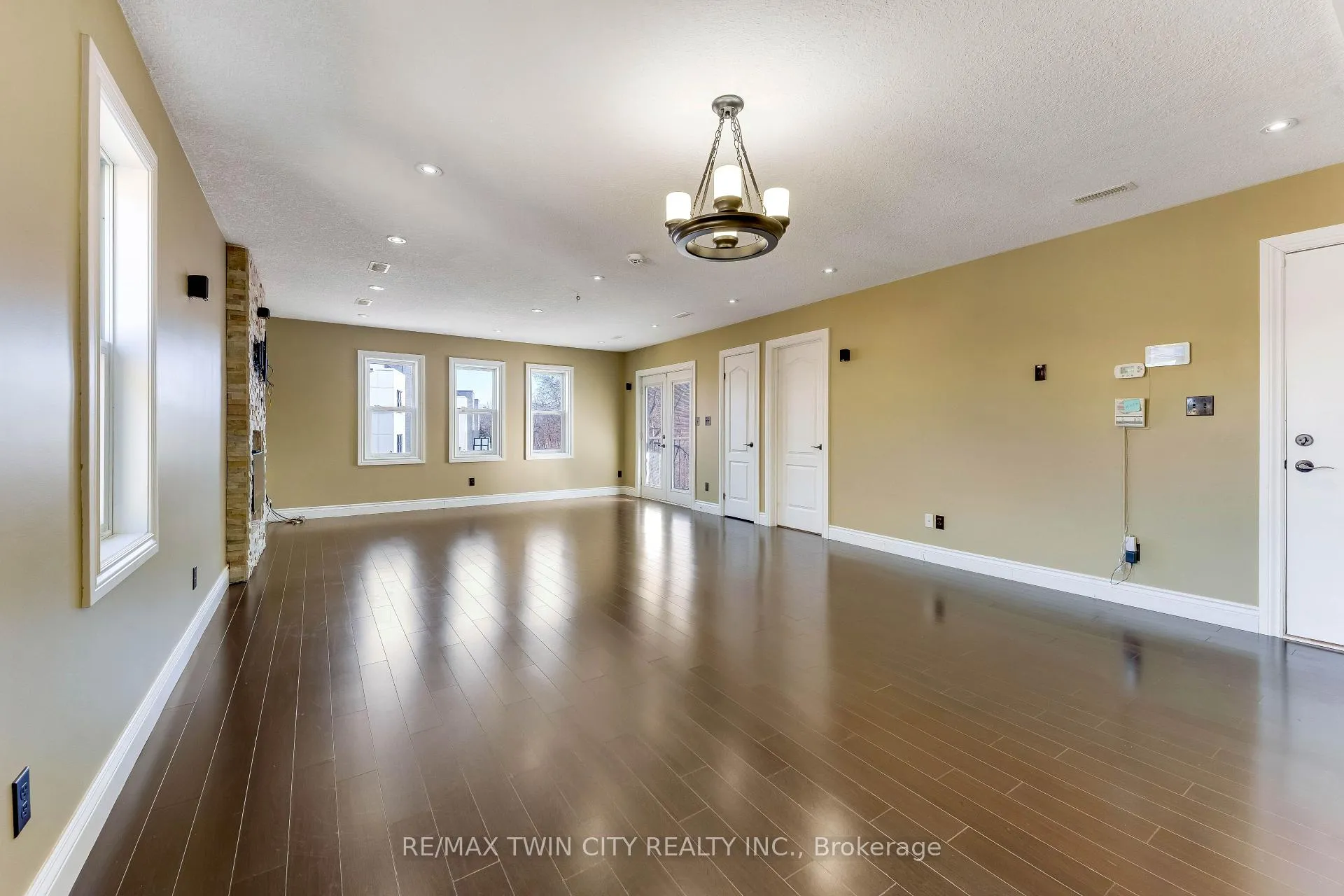 Photo 8 of Unit upper, 561 Queen Street S, Kitchener, Mill Courtland Woodside Park — HOMEH