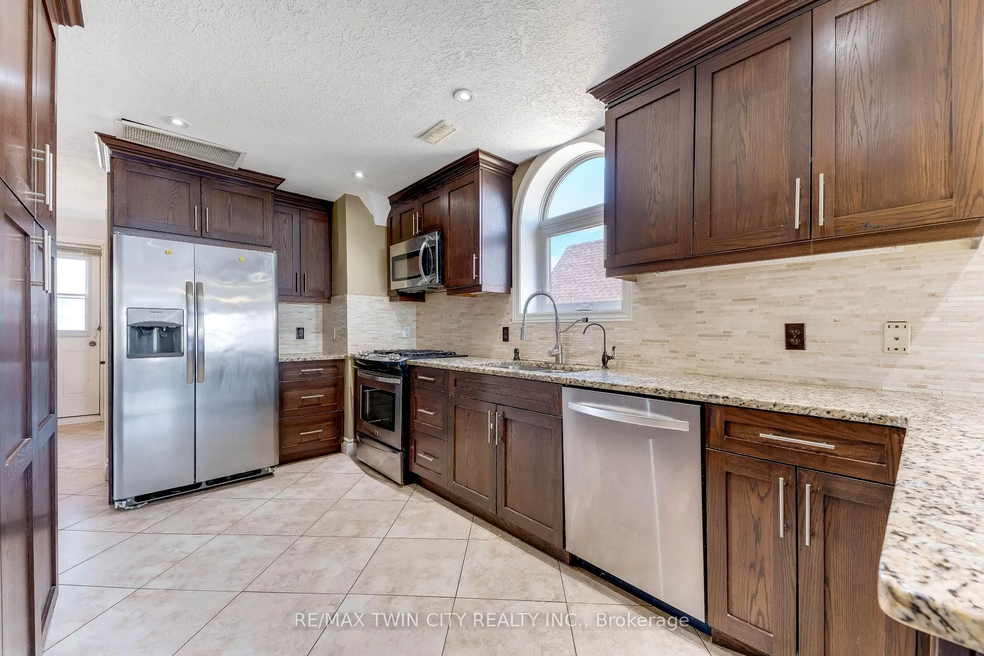 Photo 9 of Unit upper, 561 Queen Street S, Kitchener, Mill Courtland Woodside Park — HOMEH
