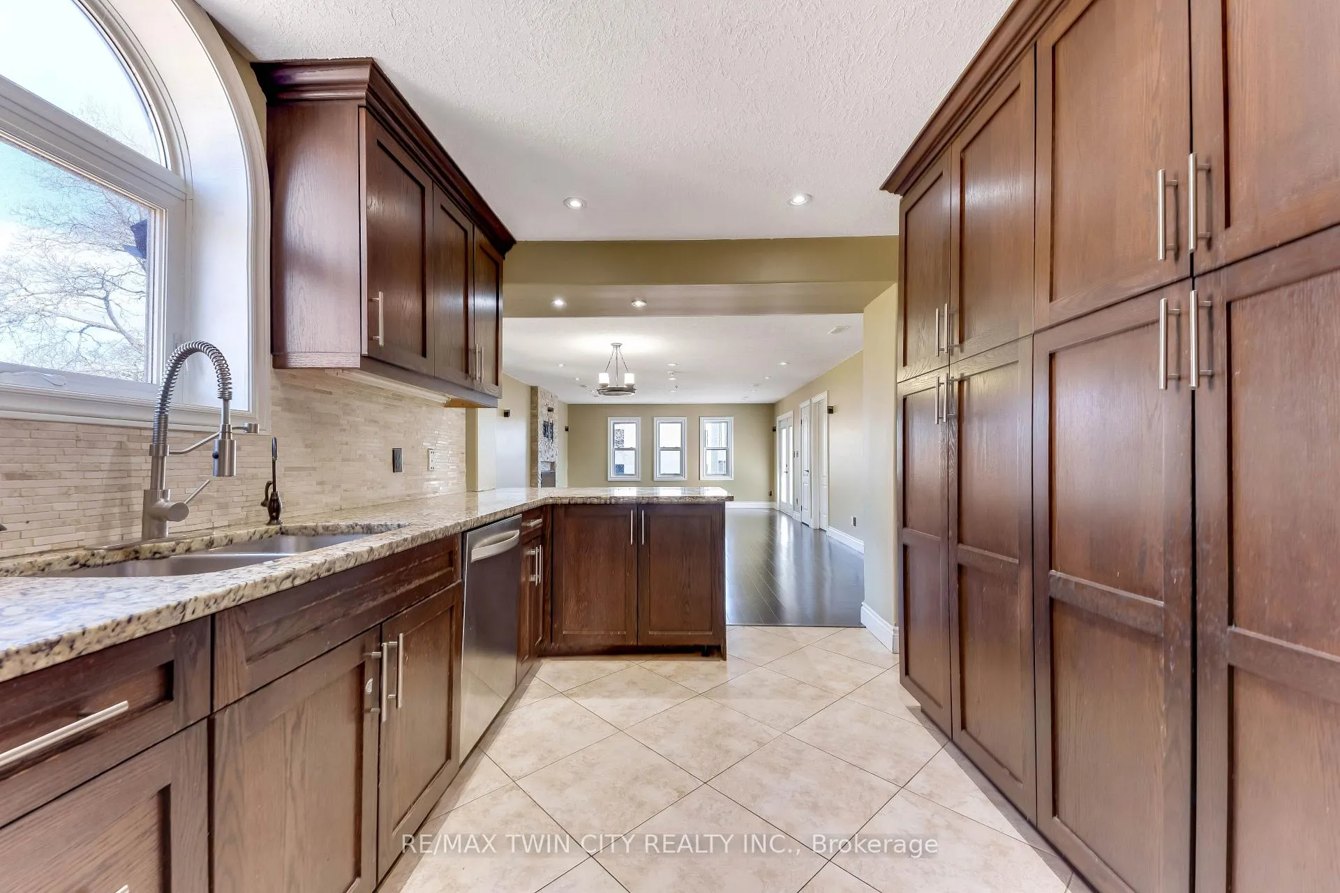 Photo 10 of Unit upper, 561 Queen Street S, Kitchener, Mill Courtland Woodside Park — HOMEH